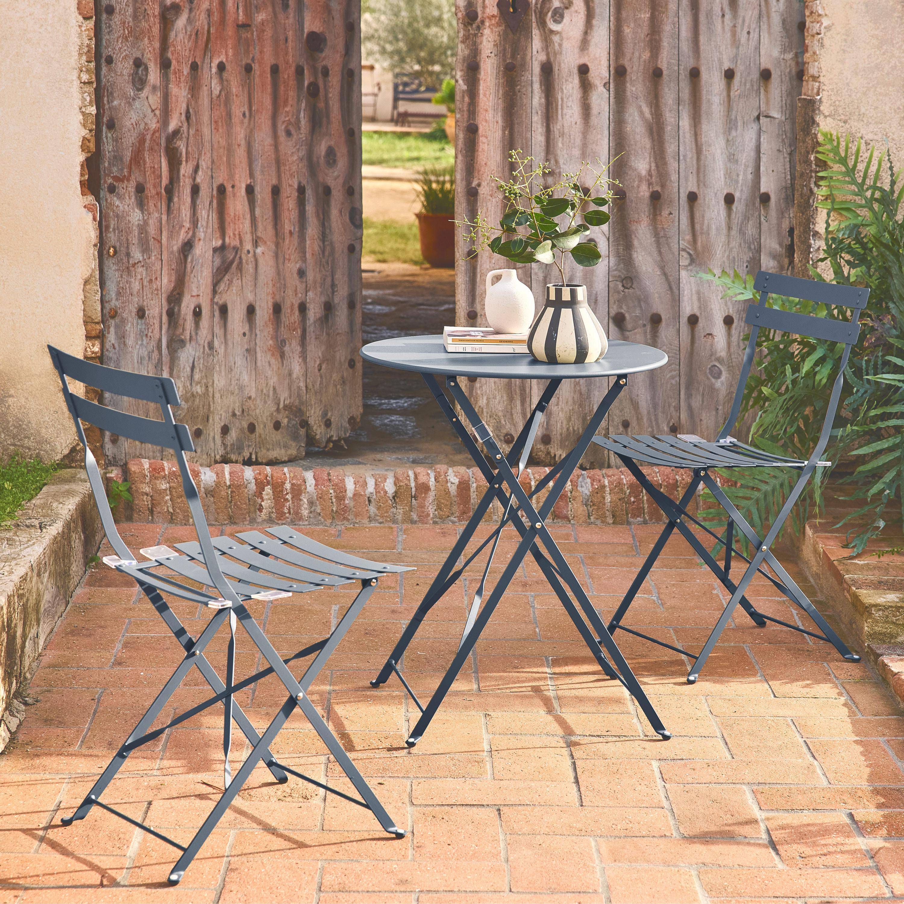 Klappbarer Bistro-Gartentisch rund Ø 60 cm, mit zwei Klappstühlen, pulverbeschichteter Stahl, graublau - Emilia Photo1