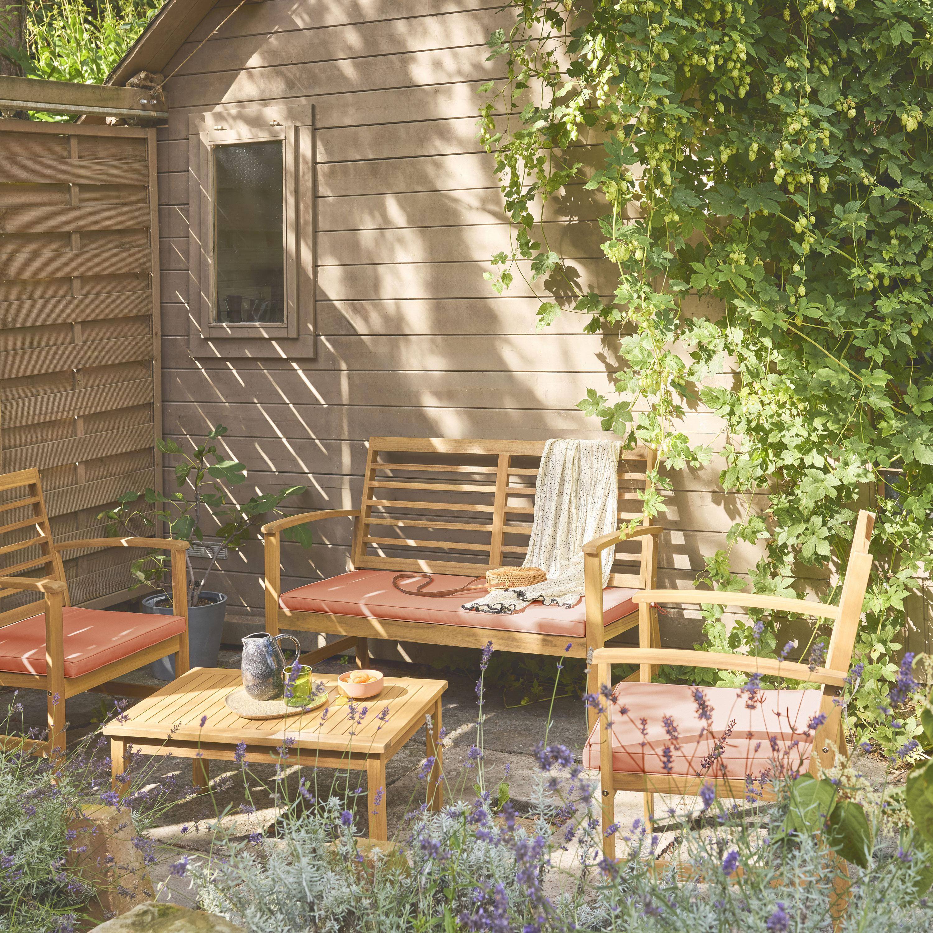 Salon de jardin pêche CHLOE en bois d'acacia 4 places, avec coussins en polyester, un canapé, une table, deux fauteuils Photo1