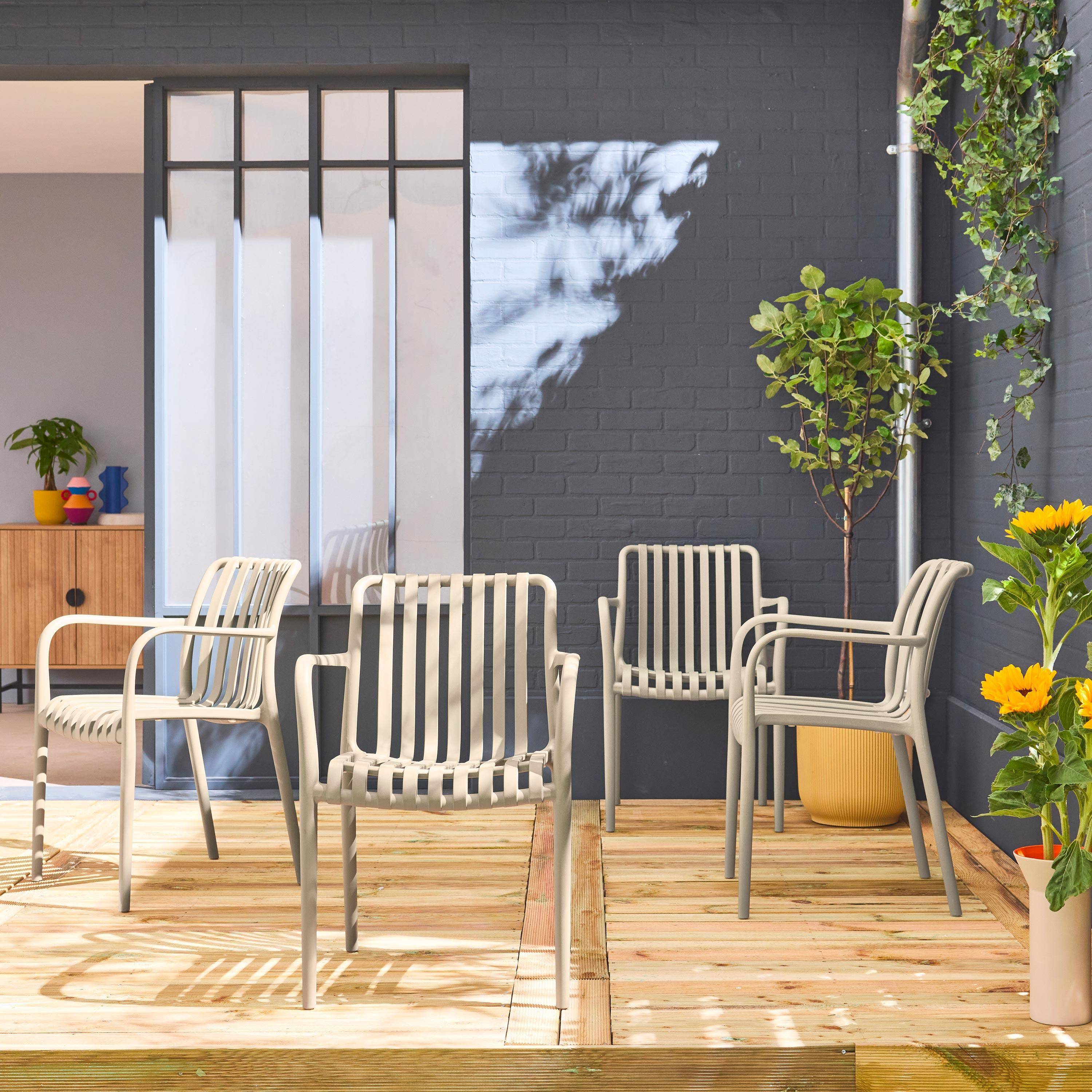 Set van 4 beige kunststof tuinstoelen, stapelbaar, lineair ontwerp Photo1
