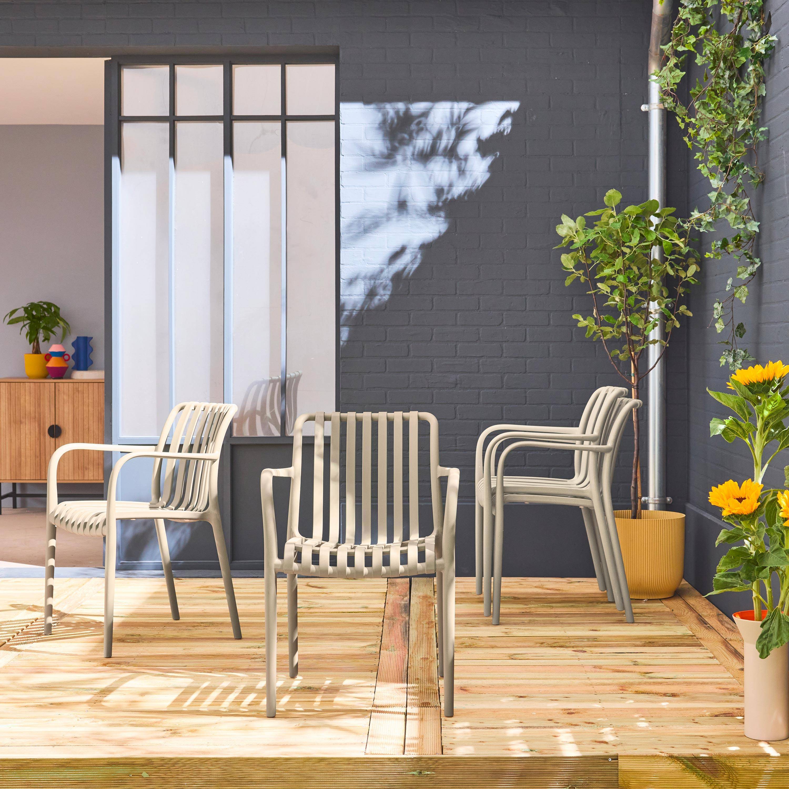 Set van 4 beige kunststof tuinstoelen, stapelbaar, lineair ontwerp Photo2