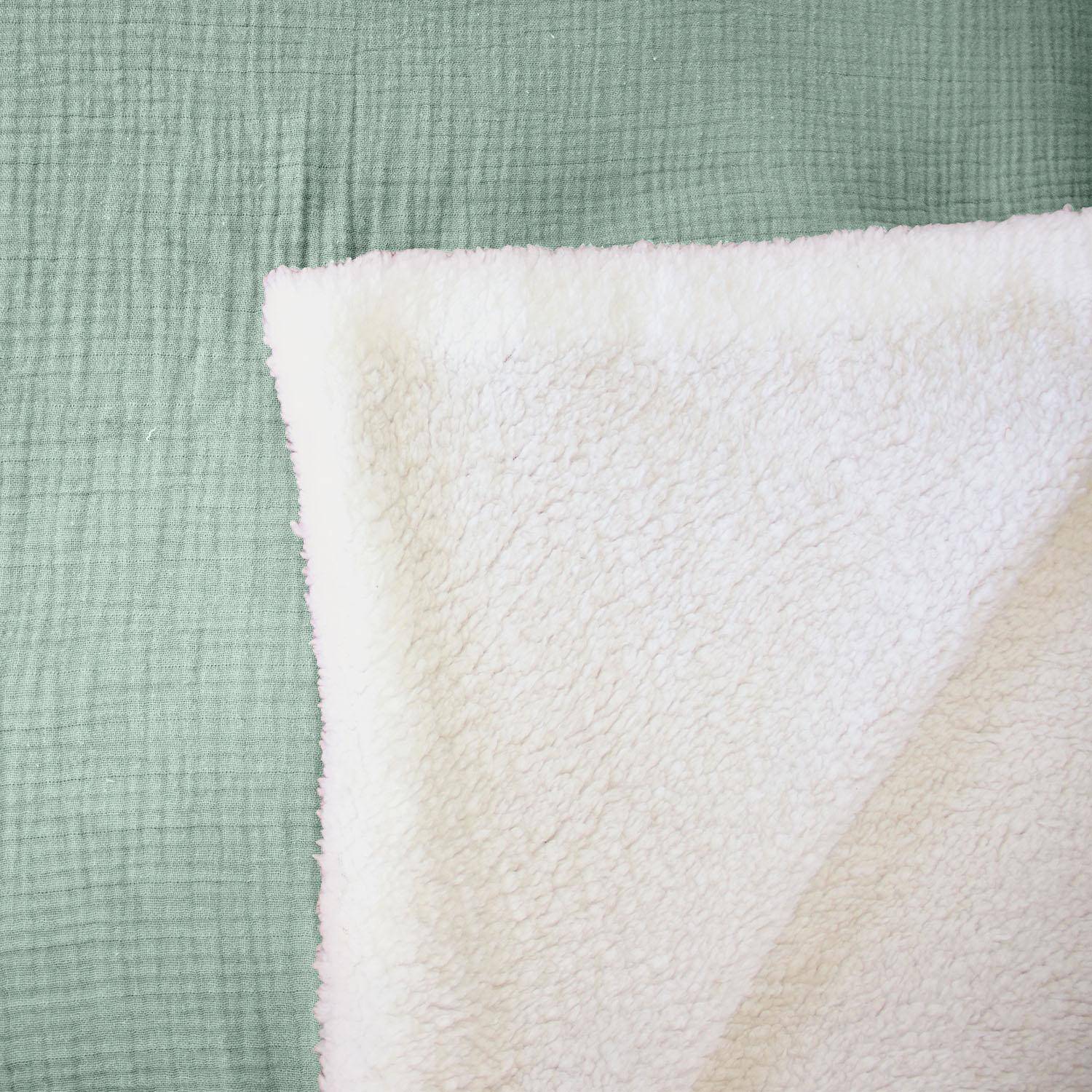 Plaid sherpa et gaze de coton 130 x 170 cm amande, ALIX, bi-matière,sweeek,Photo5