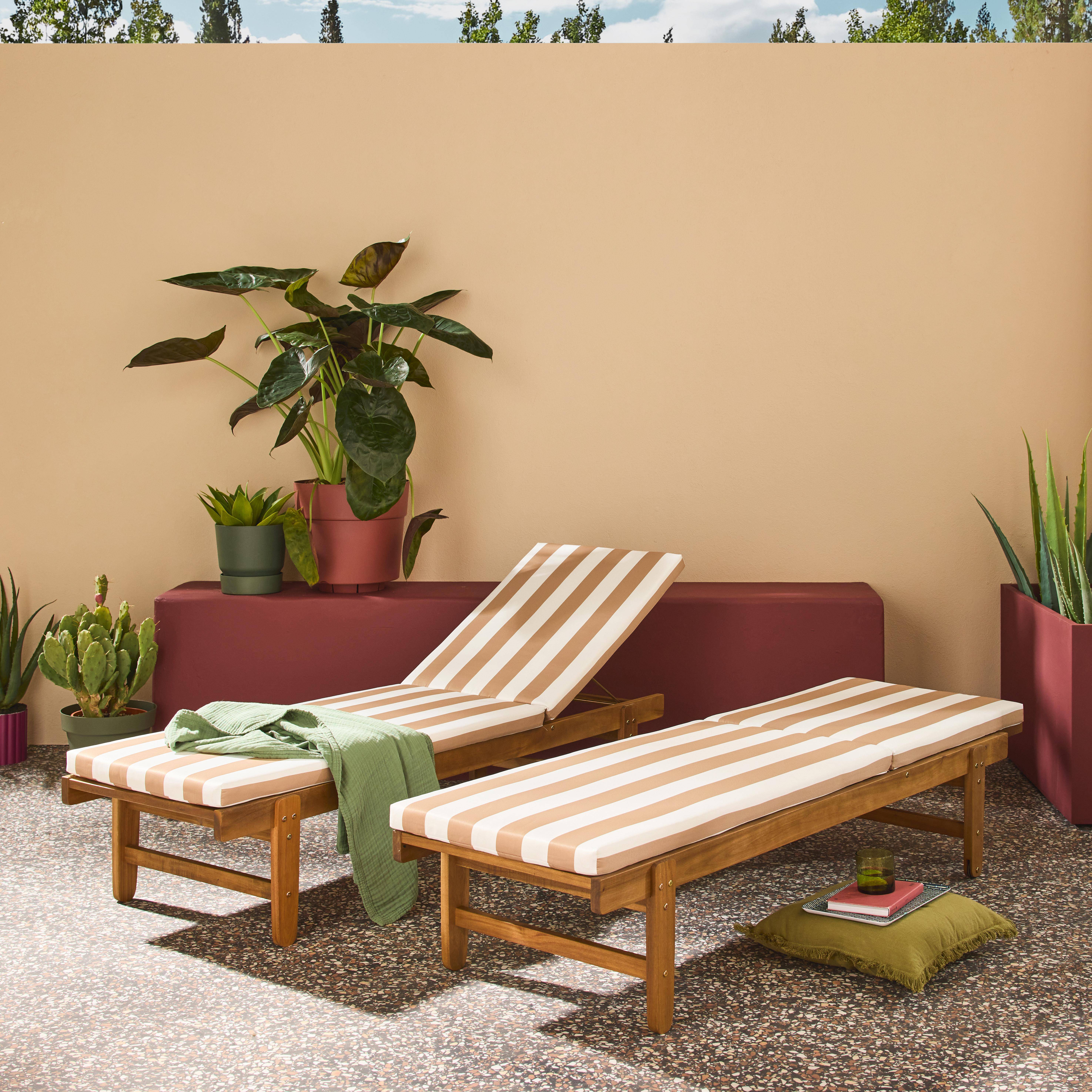Set de 2 bains de soleil en Acacia – AREQUIPA – Transats avec coussins beige à rayures blanches et roulettes, multi positions,sweeek,Photo2