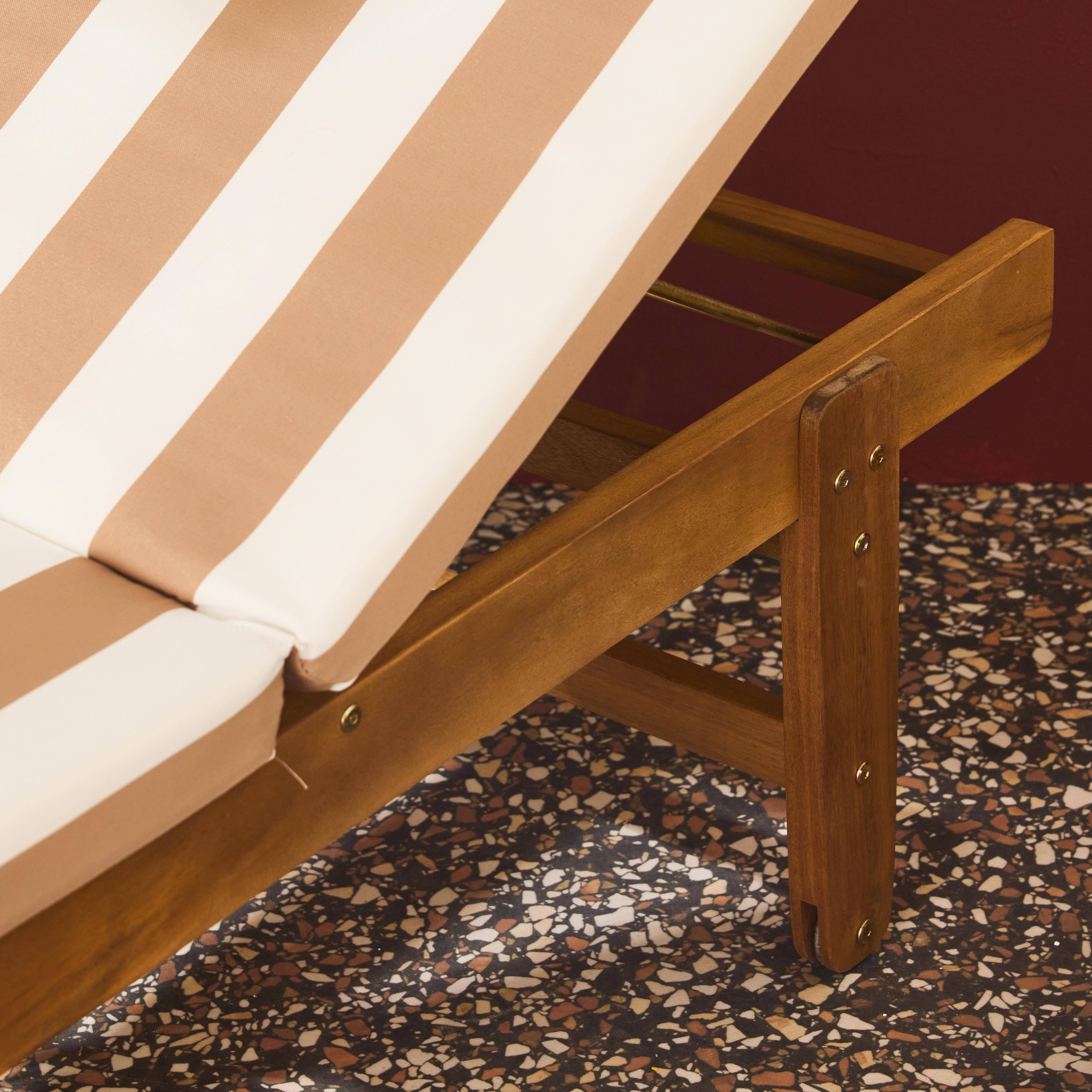 Set de 2 bains de soleil en Acacia – AREQUIPA – Transats avec coussins beige à rayures blanches et roulettes, multi positions Photo3