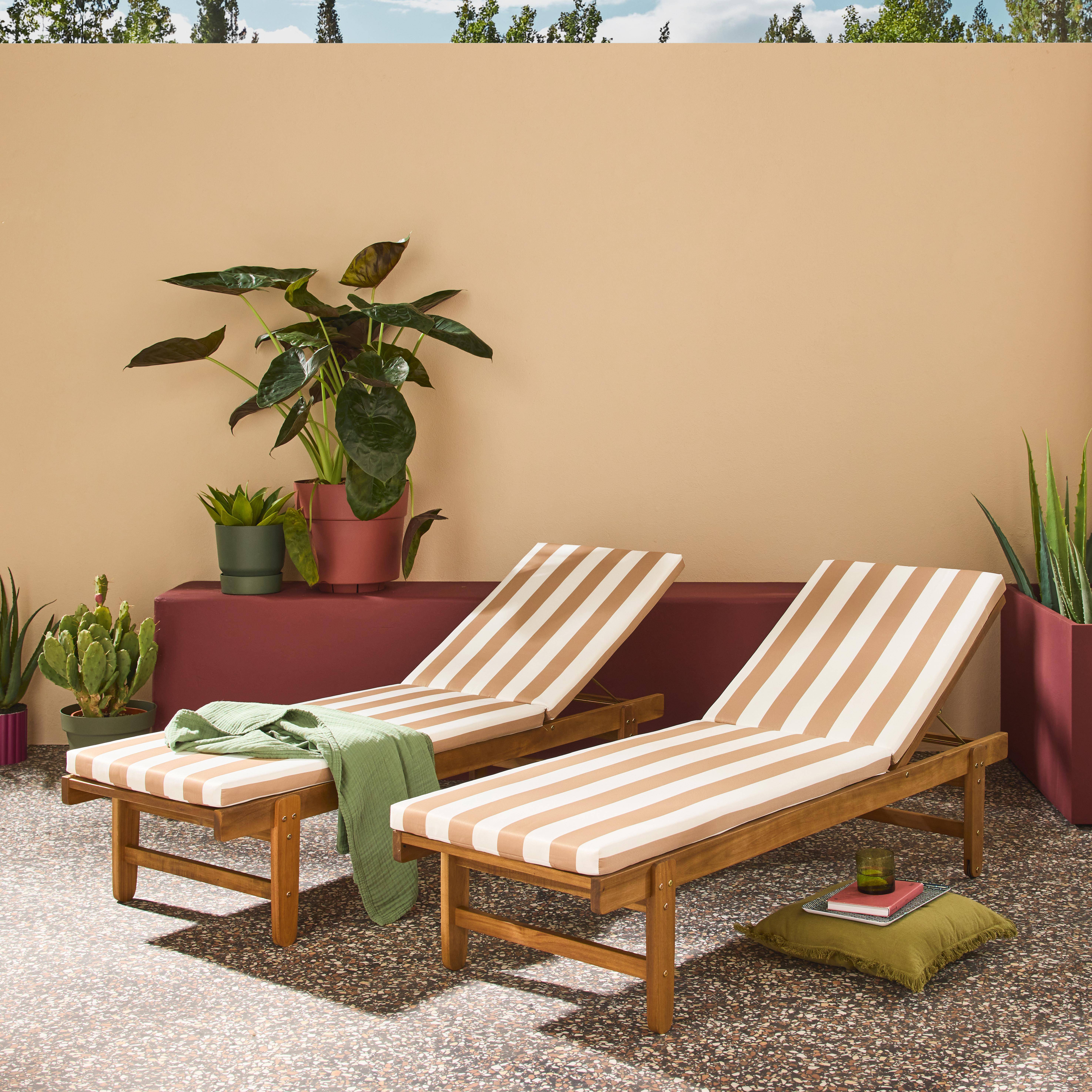 Set de 2 bains de soleil en Acacia – AREQUIPA – Transats avec coussins beige à rayures blanches et roulettes, multi positions,sweeek,Photo1