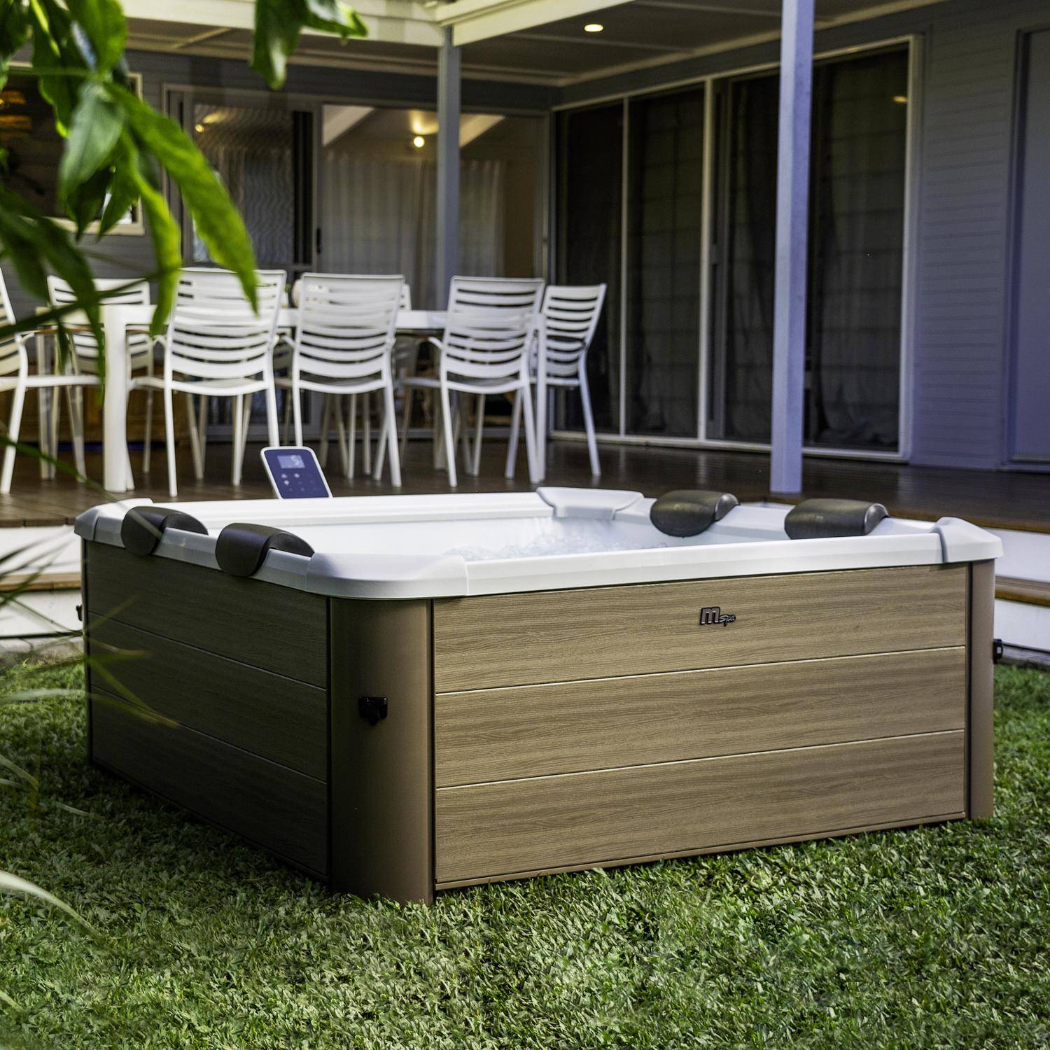 Spa rigide 6 places hydromassages, 4 coussins
