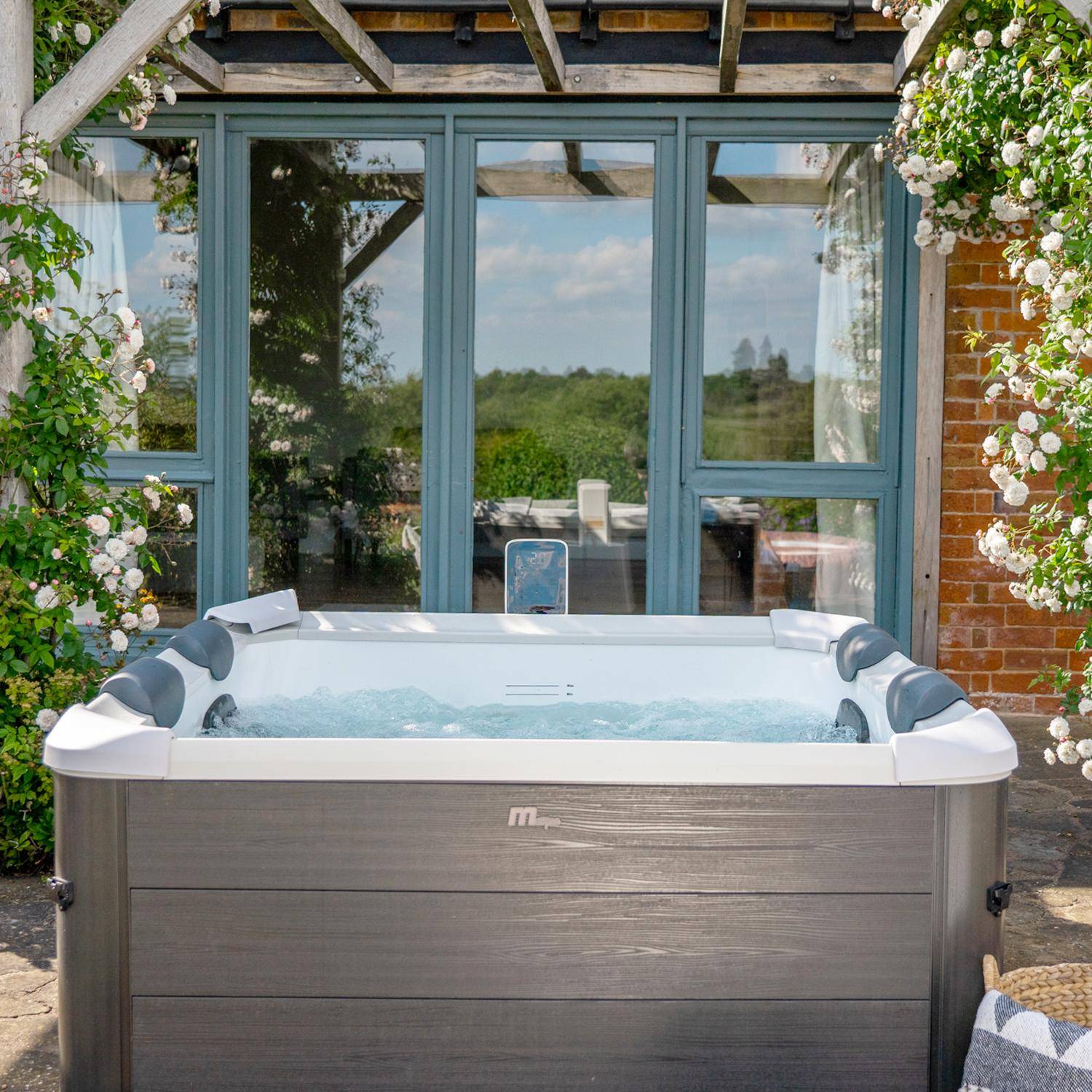 SPA rigide OSLO Plus MSPA 6 personnes gris, 4 coussins, bâche incluse, hydromassages système, 180 x 180 x 65 cm,sweeek,Photo1