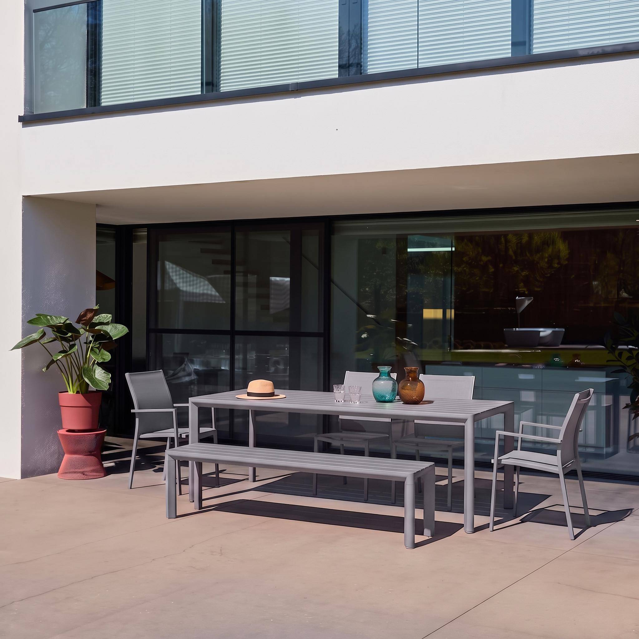 Gartentisch Sacramento, 1 Bank und 4 Stühle aus Aluminium und Textilene, anthrazit, 220 x 100 x 75 cm  Photo1