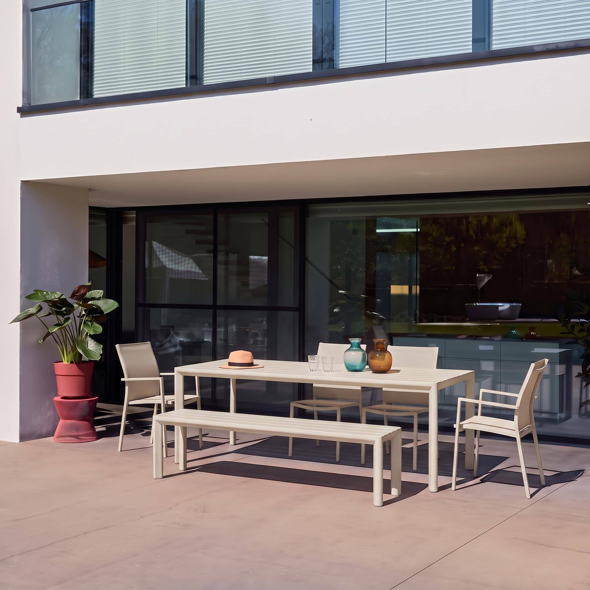 Gartentisch Sacramento, 1 Bank und 4 Stühle aus Aluminium und Textilene, beige, 220 x 100 x 75 cm Photo1