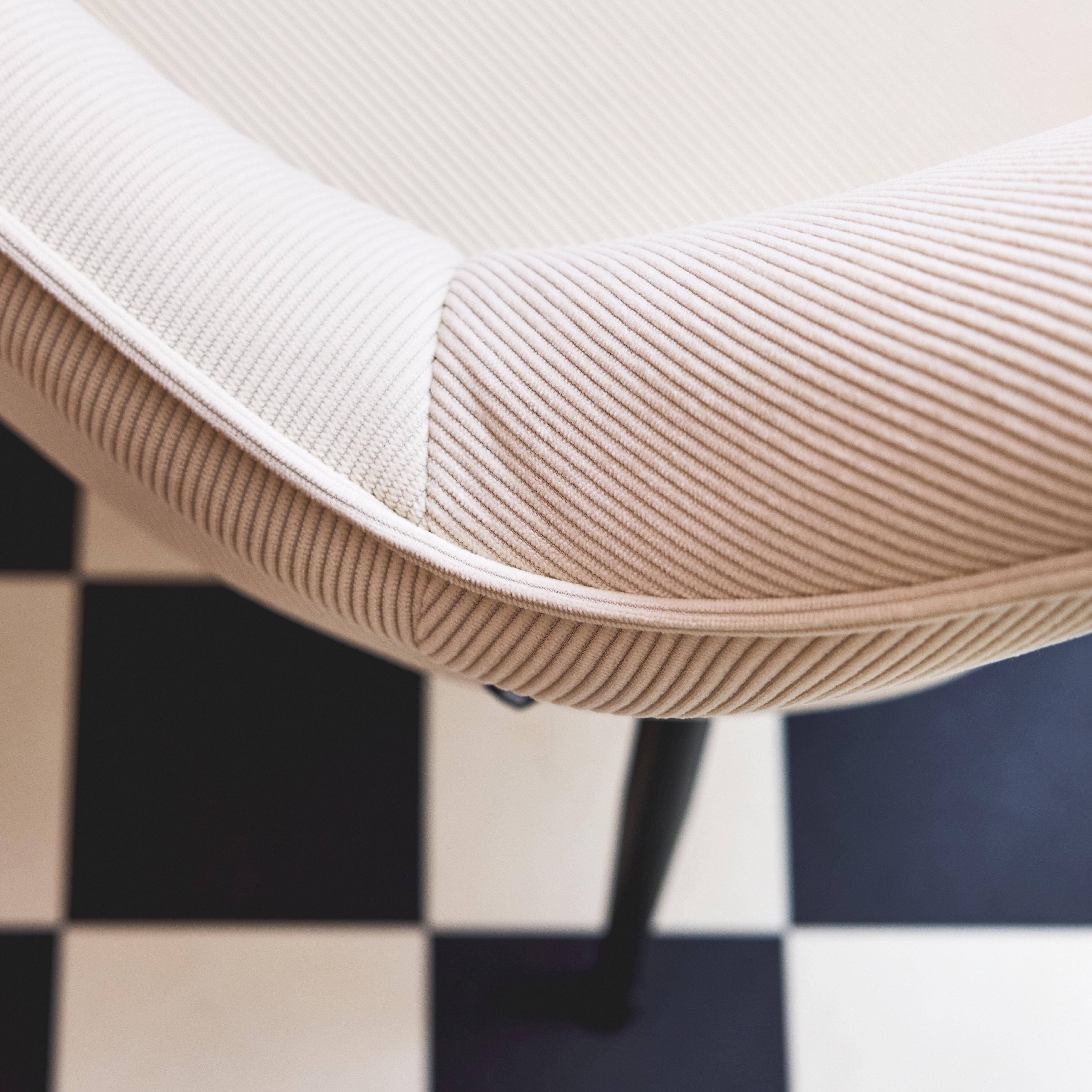 Lot de 4 fauteuils en velours côtelé blanc cassé et pieds en métal noir mat, L 57 x P 59 x H 84,5cm Photo1