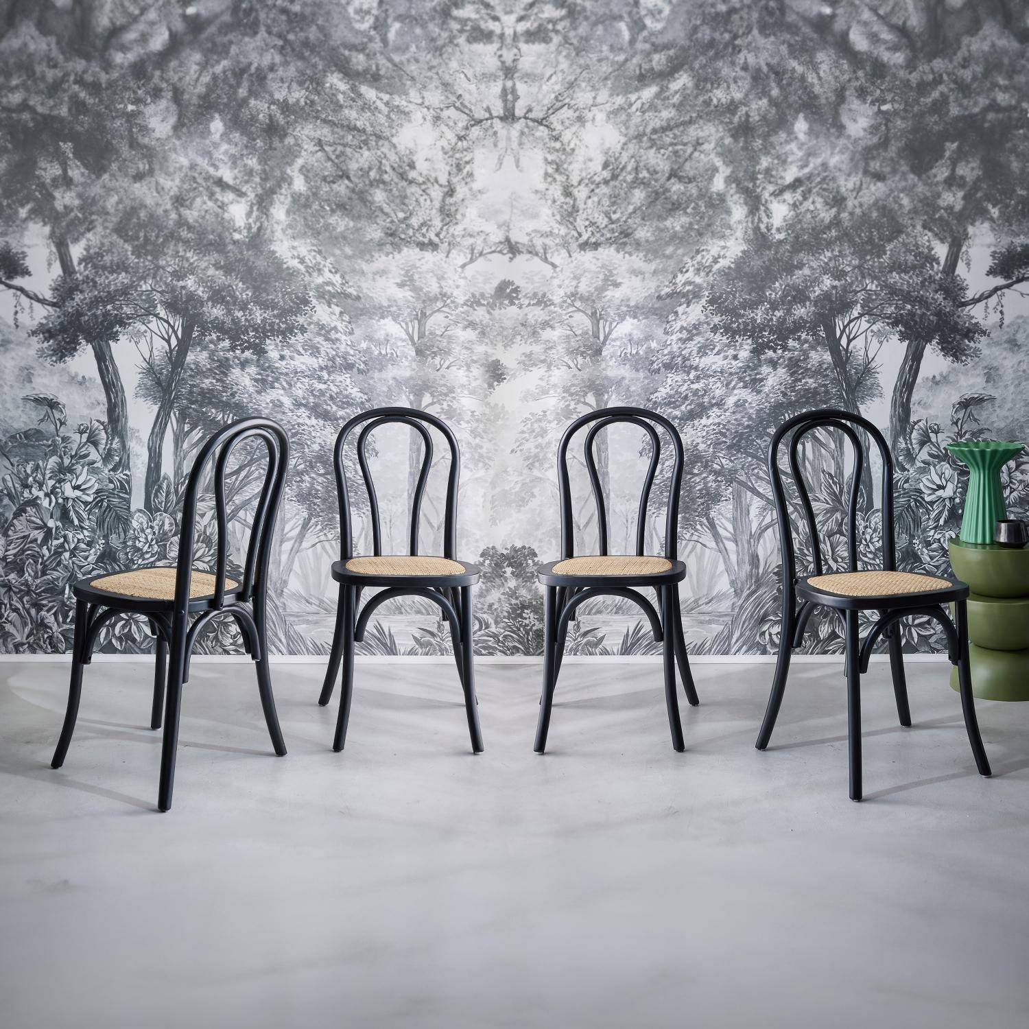 Lot de 4 chaises vintage en bois avec assise en rotin et dossier arrondi, coloris noir, L 48 x P 49,5 x H 90cm Photo1