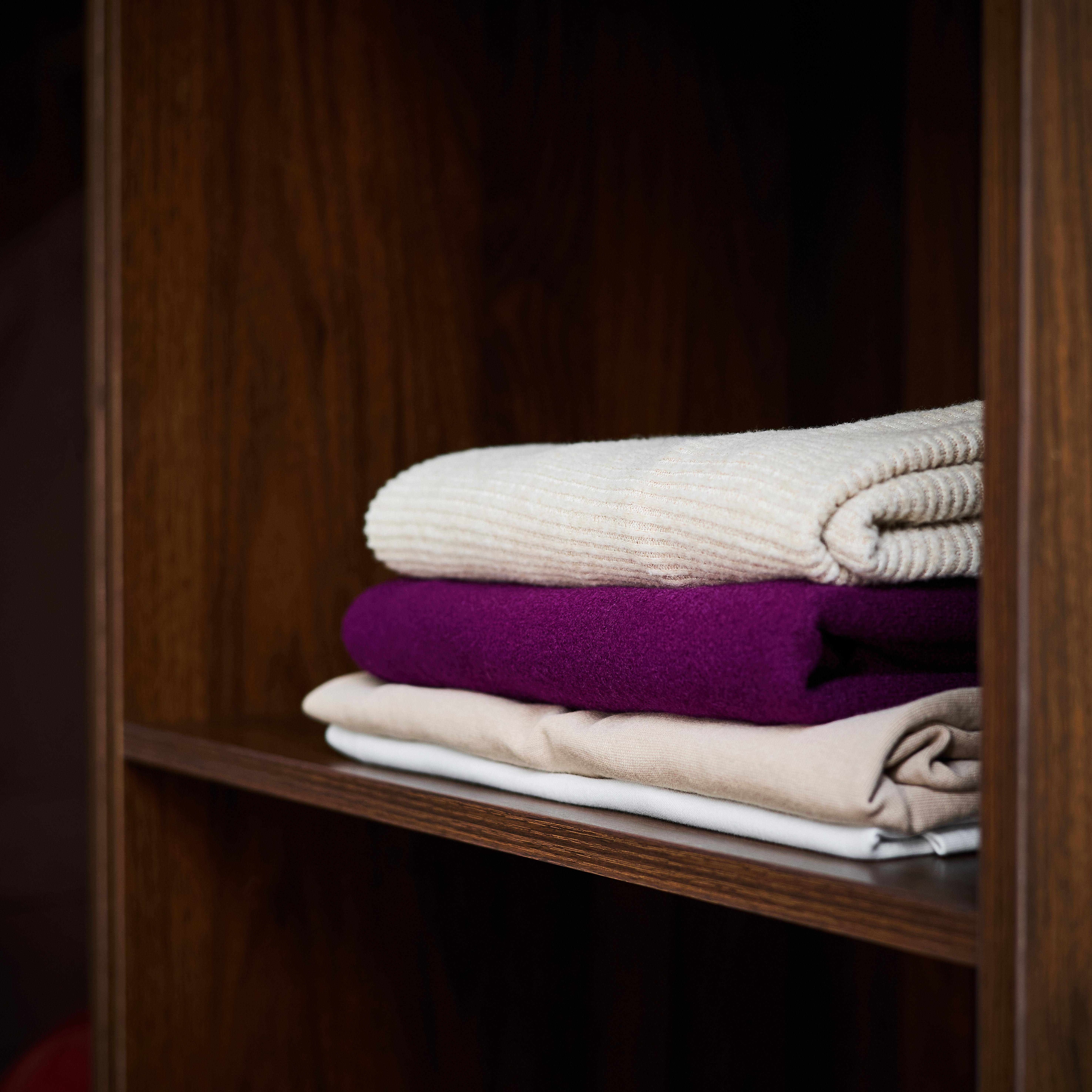 Módulo de vestidor con decoración de madera y 3 estantes Nogal - 200x45x180 cm Photo5