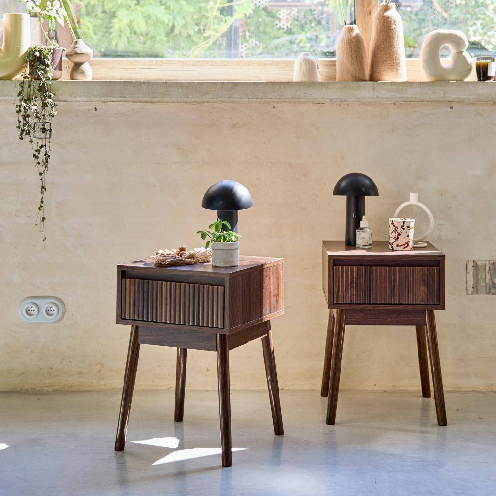 2er-Set Nachttische mit einer Schublade. Nussbaumfarbene laminierte Platten. Füße aus Tannenholz. L 39 x B 39 x H 55,4 cm - Linear,sweeek,Photo3