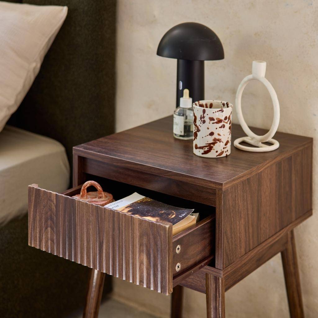 2er-Set Nachttische mit einer Schublade. Nussbaumfarbene laminierte Platten. Füße aus Tannenholz. L 39 x B 39 x H 55,4 cm - Linear Photo2