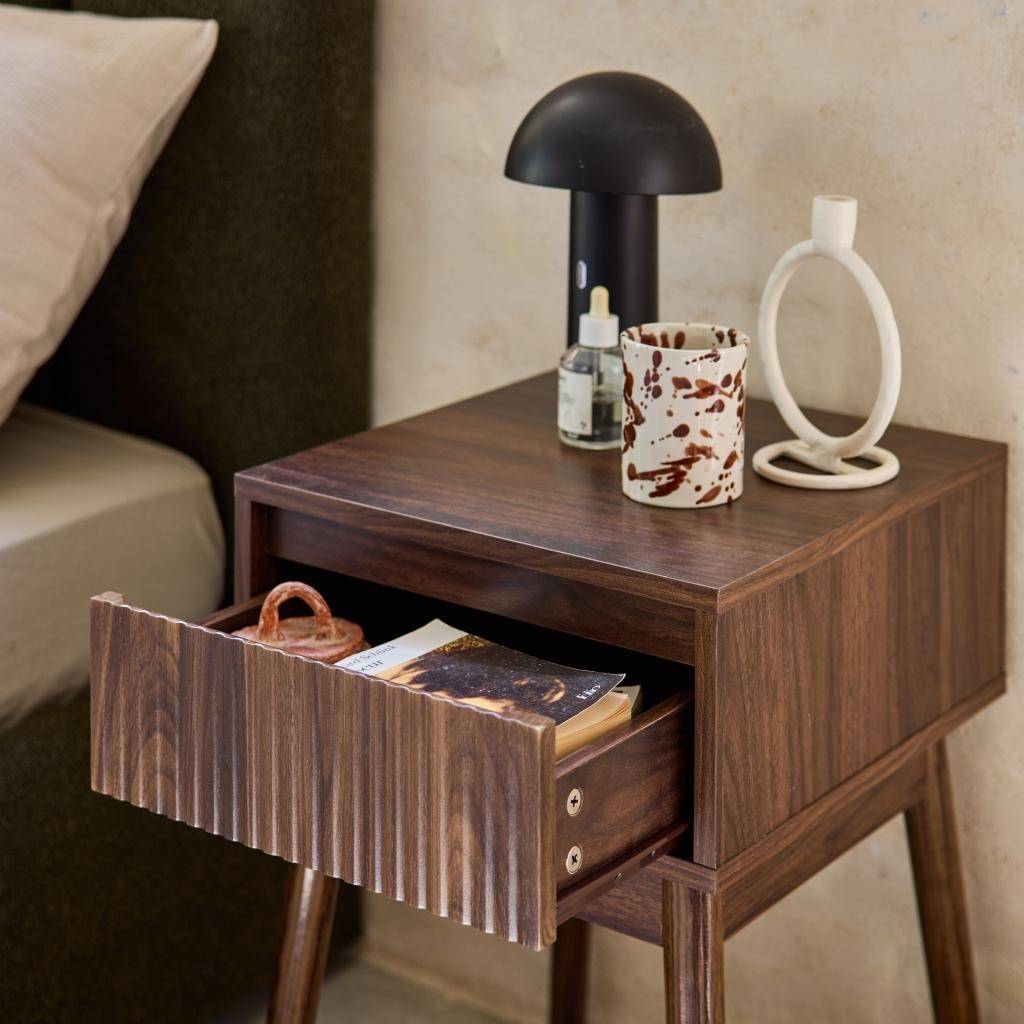 Szafka nocna z szufladą. Płyty laminowane w kolorze orzecha. Nogi z drewna sosnowego.  dł. 39 x szer. 39 x wys. 55,4 cm LINEAR,sweeek,Photo3