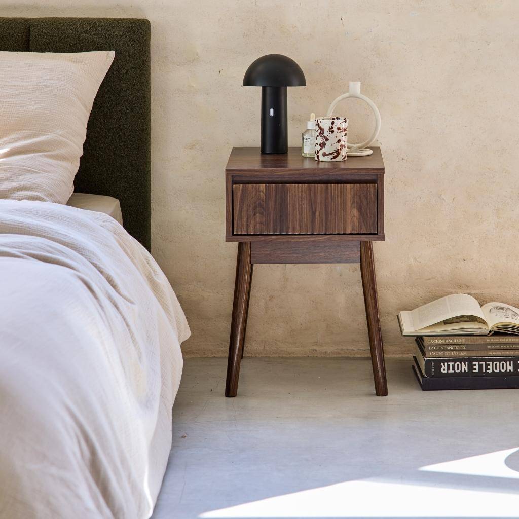 Szafka nocna z szufladą. Płyty laminowane w kolorze orzecha. Nogi z drewna sosnowego.  dł. 39 x szer. 39 x wys. 55,4 cm LINEAR,sweeek,Photo1