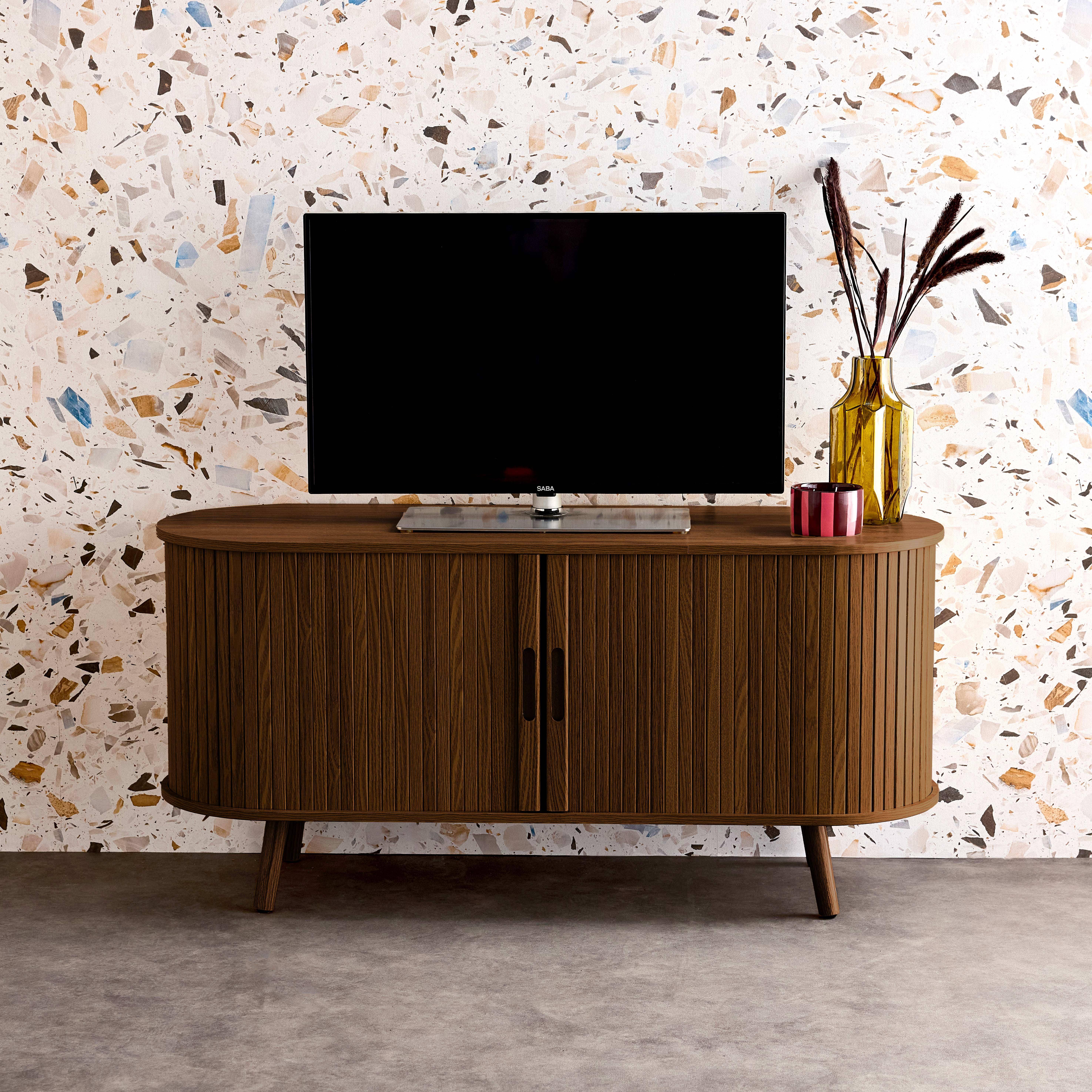 Meuble TV scandinave 2 portes coulissantes, 4 compartiments, effet bois rainuré noyer, L120 x 40 x 57 cm Photo1
