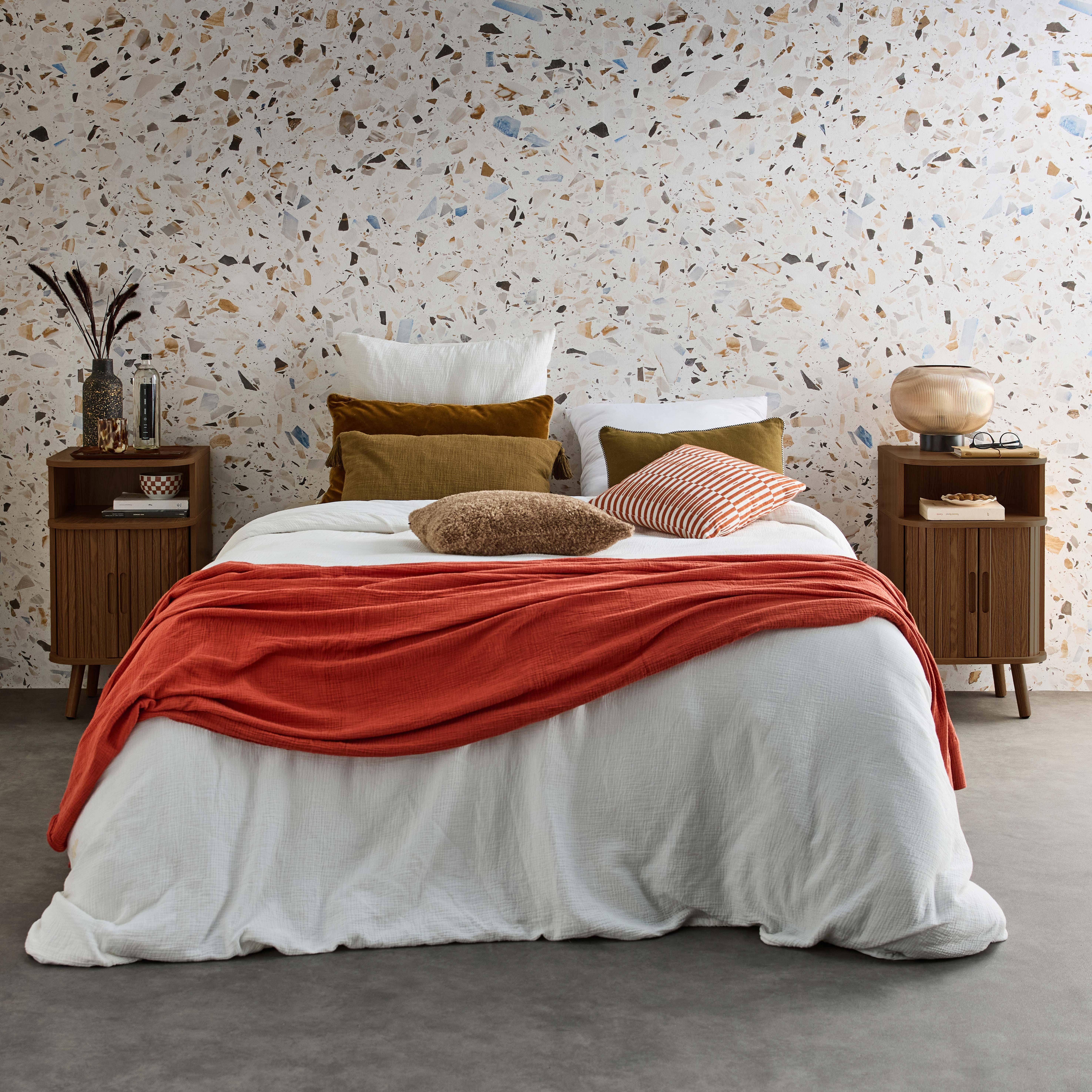 Lot de 2 tables de chevet 2 portes coulissantes + 1 niche effet bois rainuré noyer, L 40 x P 40 x H 70cm Photo1