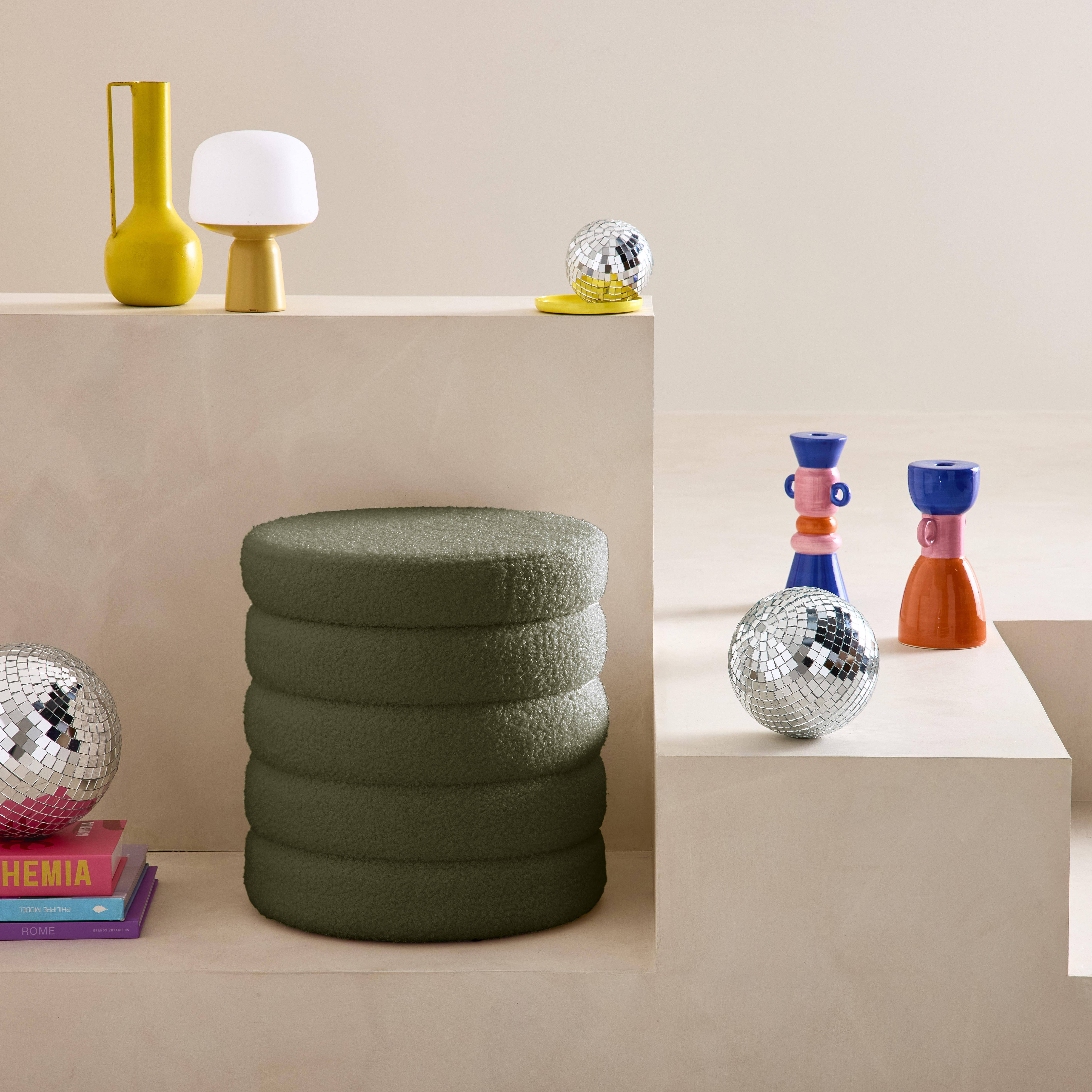 Hocker mit Stauraum und khakifarbenem Bouclé l sweeek