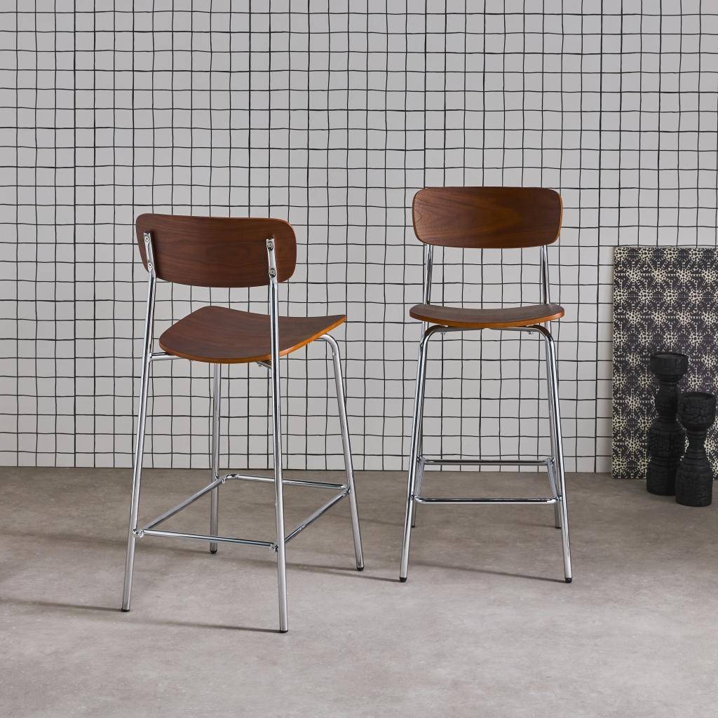 2er-Set Vintage-Barhocker aus Sperrholz mit Furnier in Nussbaumoptik und verchromten Metallbeinen B 42.5 x T 50 x H 94 cm - Toby,sweeek,Photo3