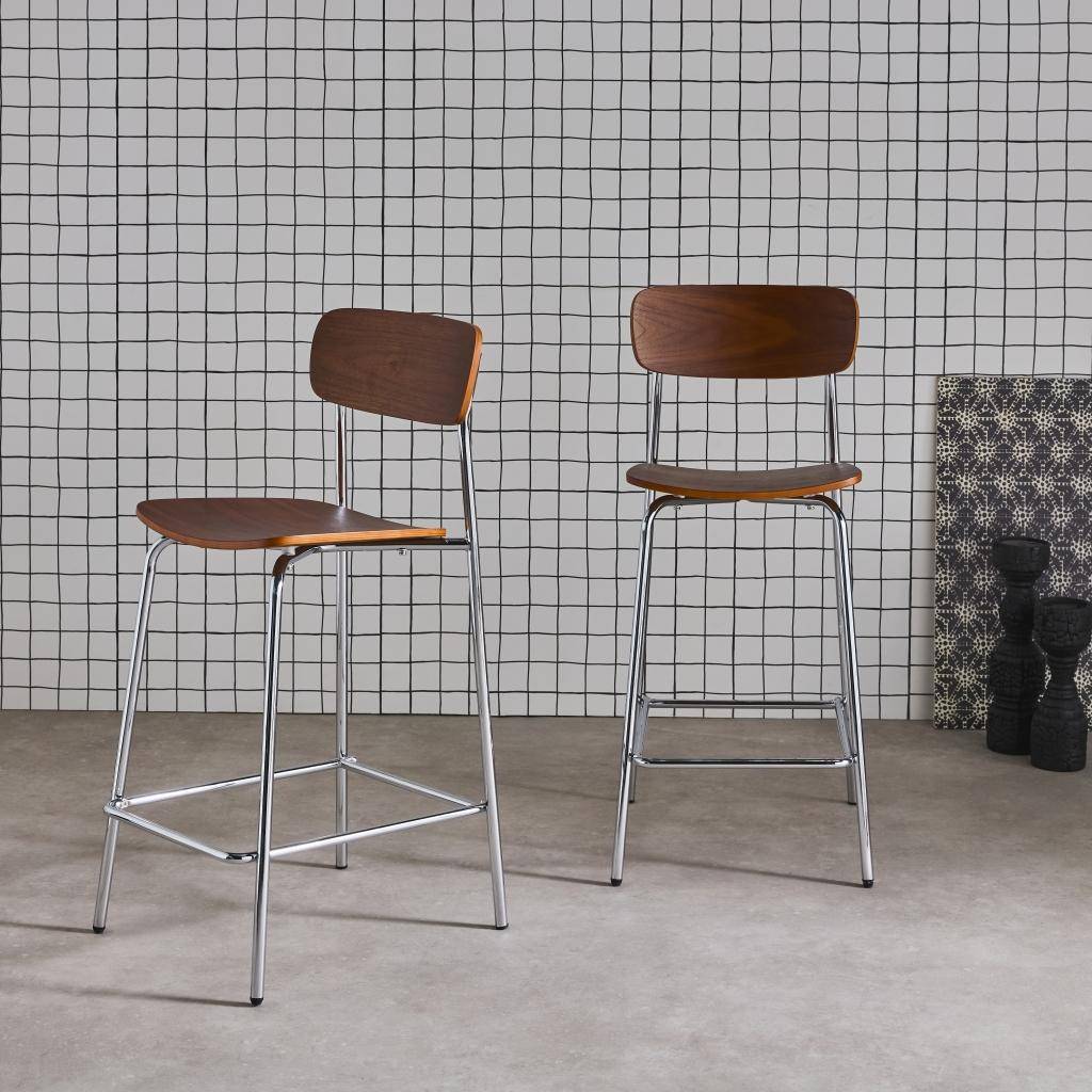 2er-Set Vintage-Barhocker aus Sperrholz mit Furnier in Nussbaumoptik und verchromten Metallbeinen B 42.5 x T 50 x H 94 cm - Toby,sweeek,Photo1