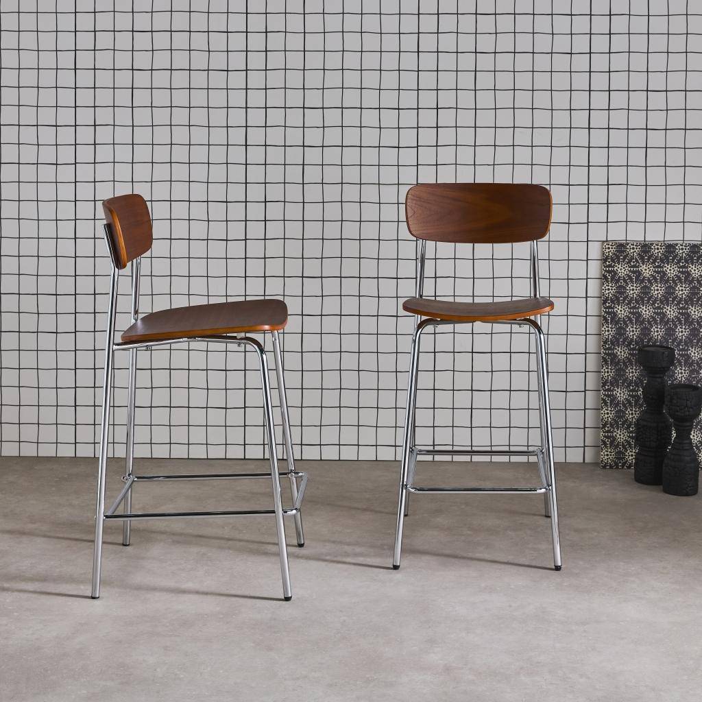 2er-Set Vintage-Barhocker aus Sperrholz mit Furnier in Nussbaumoptik und verchromten Metallbeinen B 42.5 x T 50 x H 94 cm - Toby,sweeek,Photo2