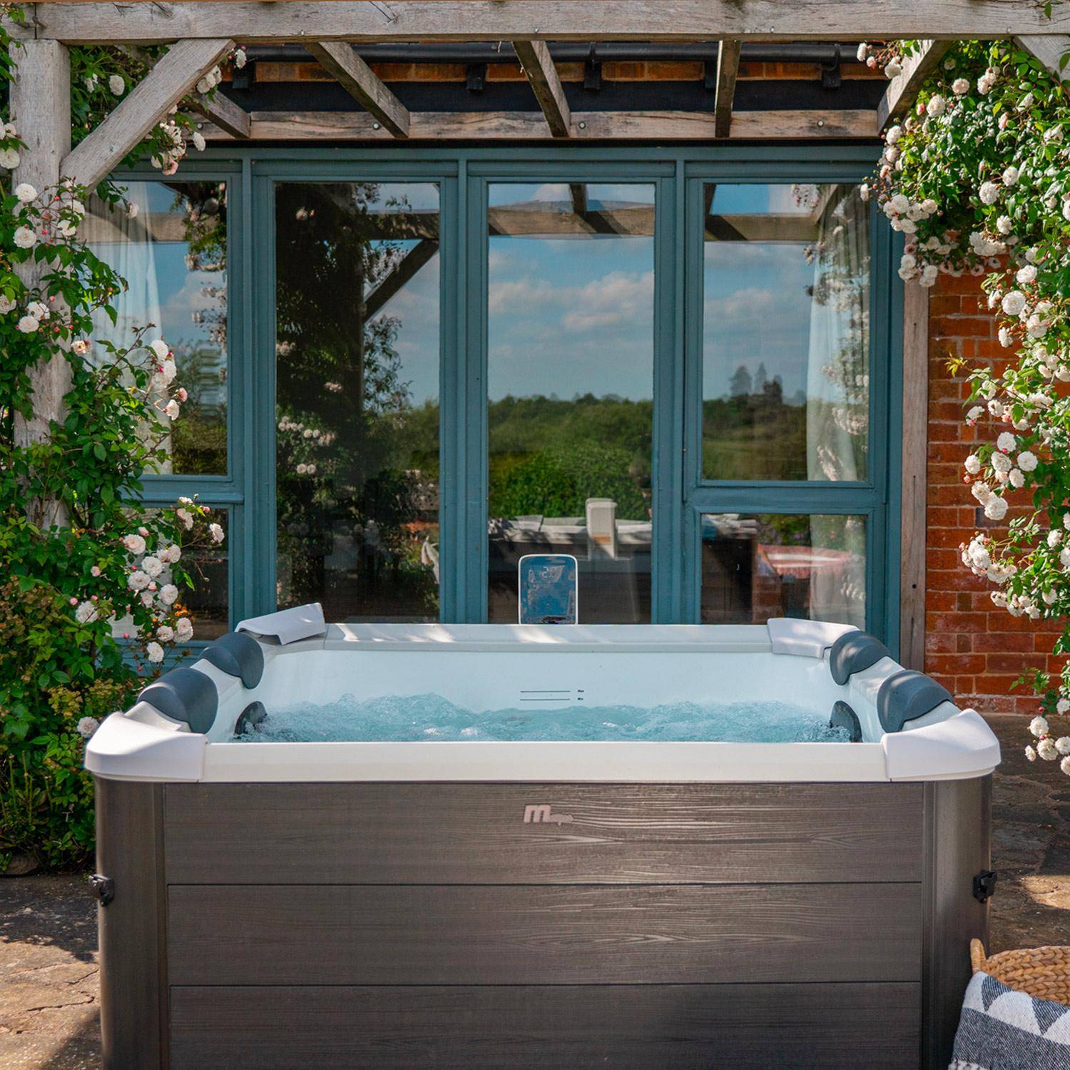 Spa rigide MSPA 6 places 4 coussins hydromassages, 8 filtres + bâche incluse 180 cm x 65 cm Photo1