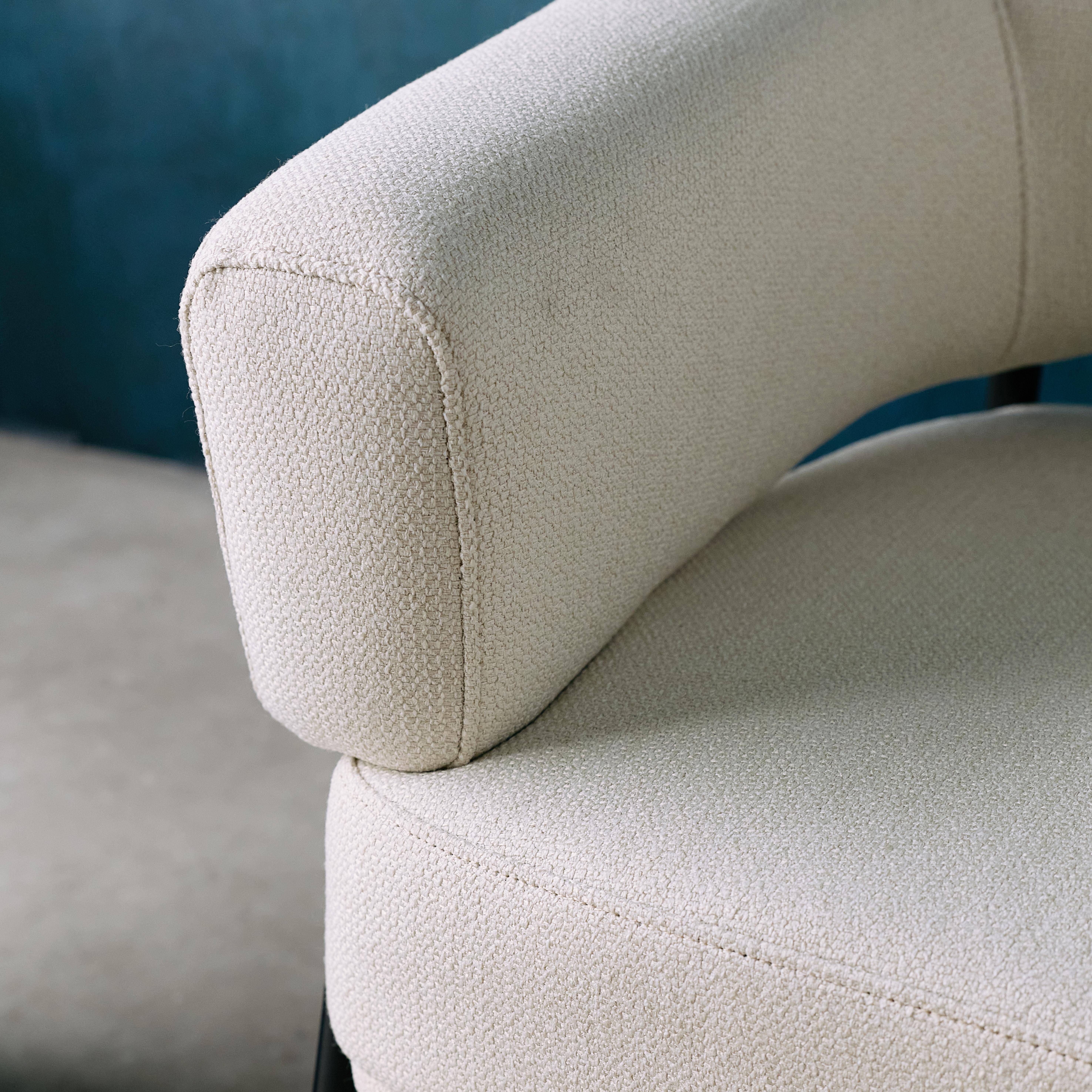 Fauteuil tissu blanc dossier incurvé piétement métal L 81,5 x P 72,5 x H 69 cm - Cristo Photo3