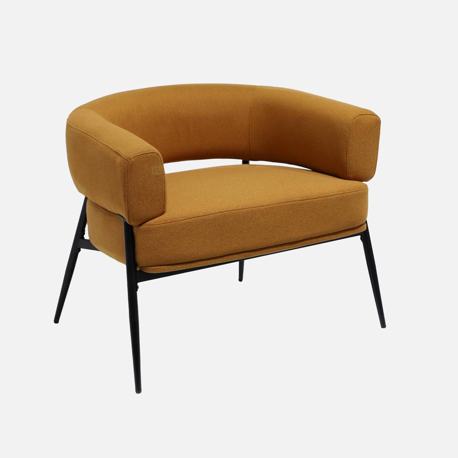 Sillón de tela con respaldo curvo y patas de metal, Mostaza