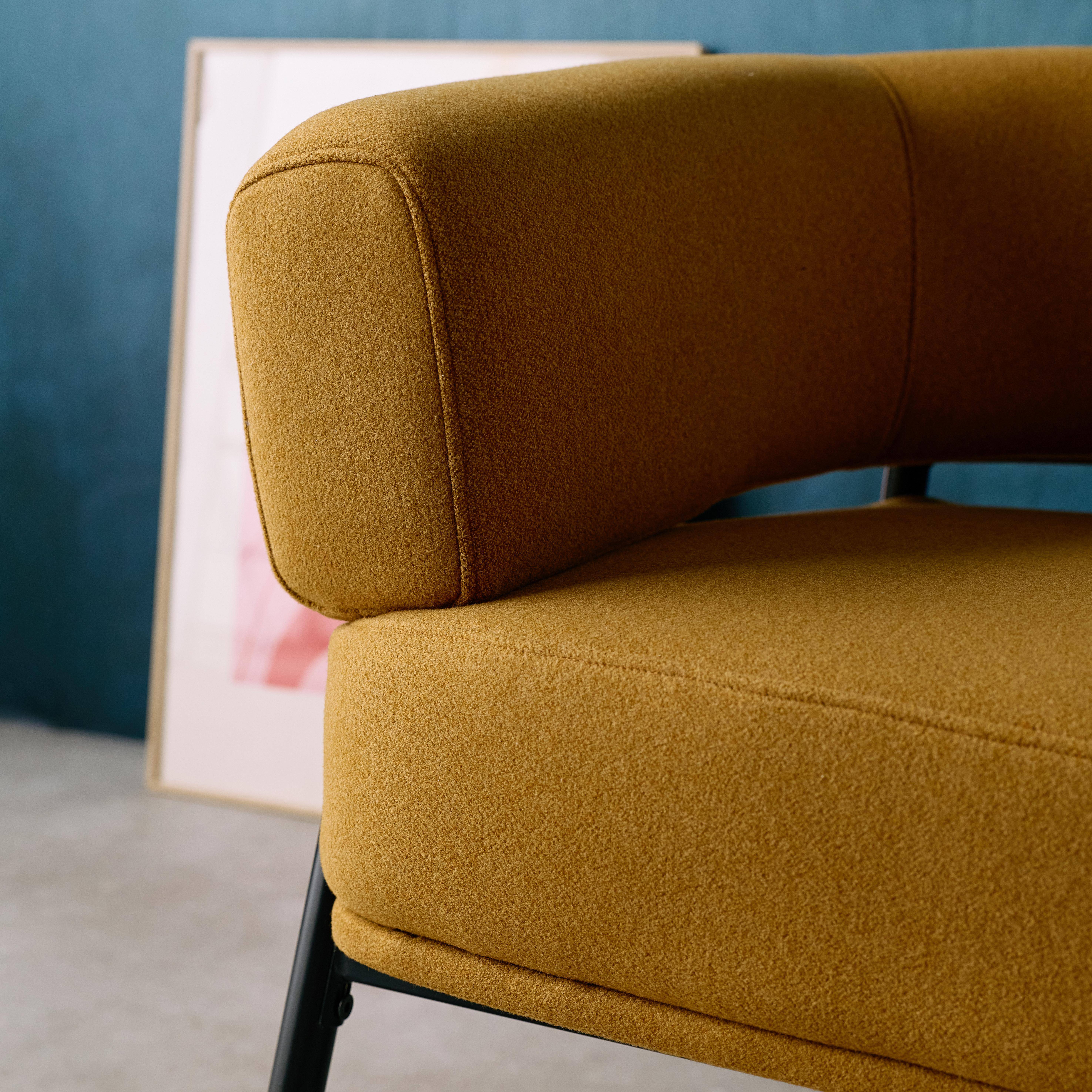 Fauteuil tissu moutarde dossier incurvé piétement métal L 81,5 x P 72,5 x H 69 cm - Cristo,sweeek,Photo2