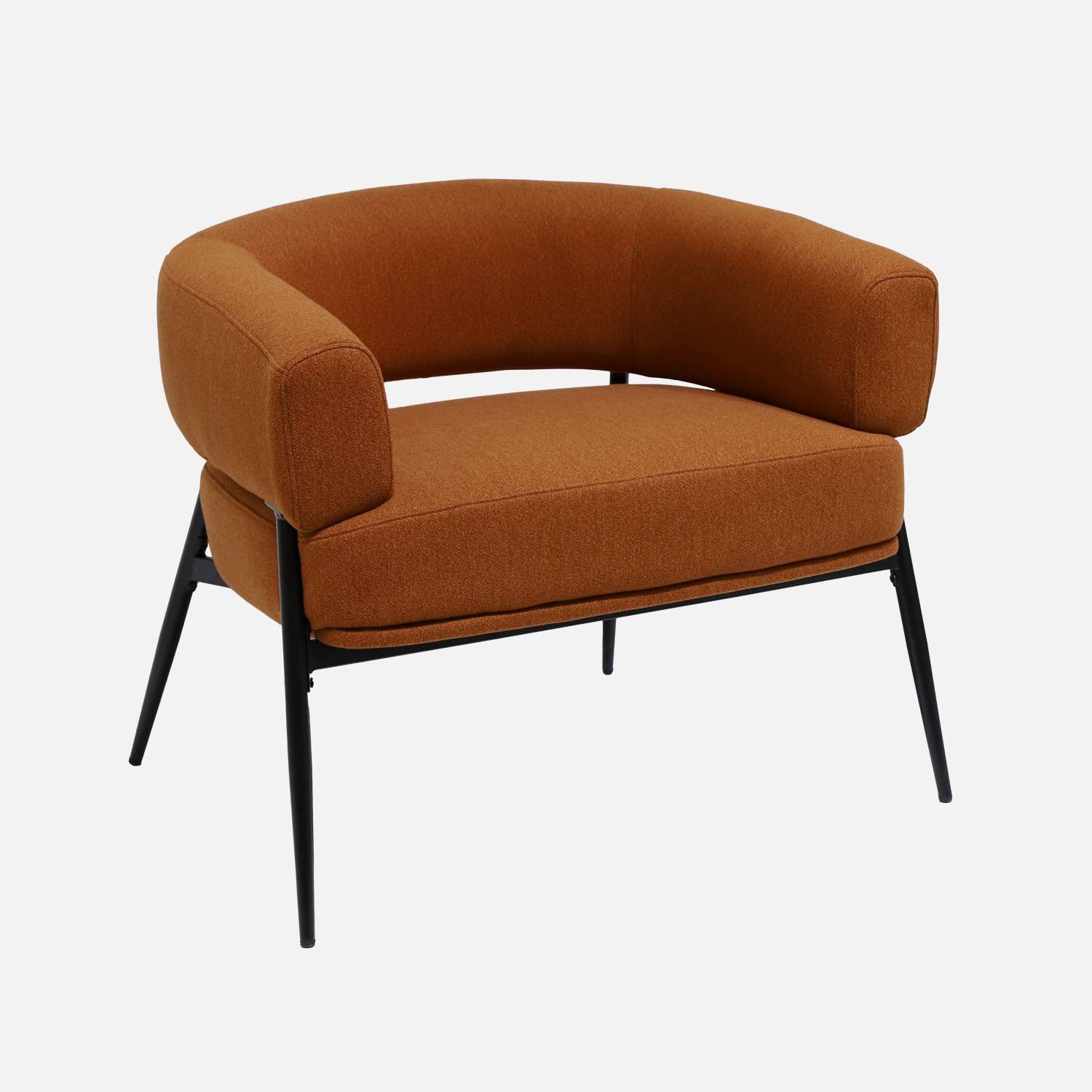 Sillón de tela con respaldo curvo y patas de metal, Terracotta