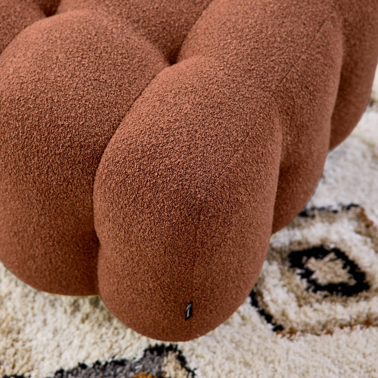 Pufa, moduł do kanapy, podnóżek do kanapy dwuosobowej z teksturowanej tkaniny boucle w kolorze terakoty, szer. 69 x gł. 59 x wys. 48 cm – Leon. Photo3 Pufa, moduł do kanapy, podnóżek do kanapy dwuosobowej z teksturowanej tkaniny boucle w kolorze terakoty, szer. 69 x gł. 59 x wys. 48 cm – Leon. Photo3