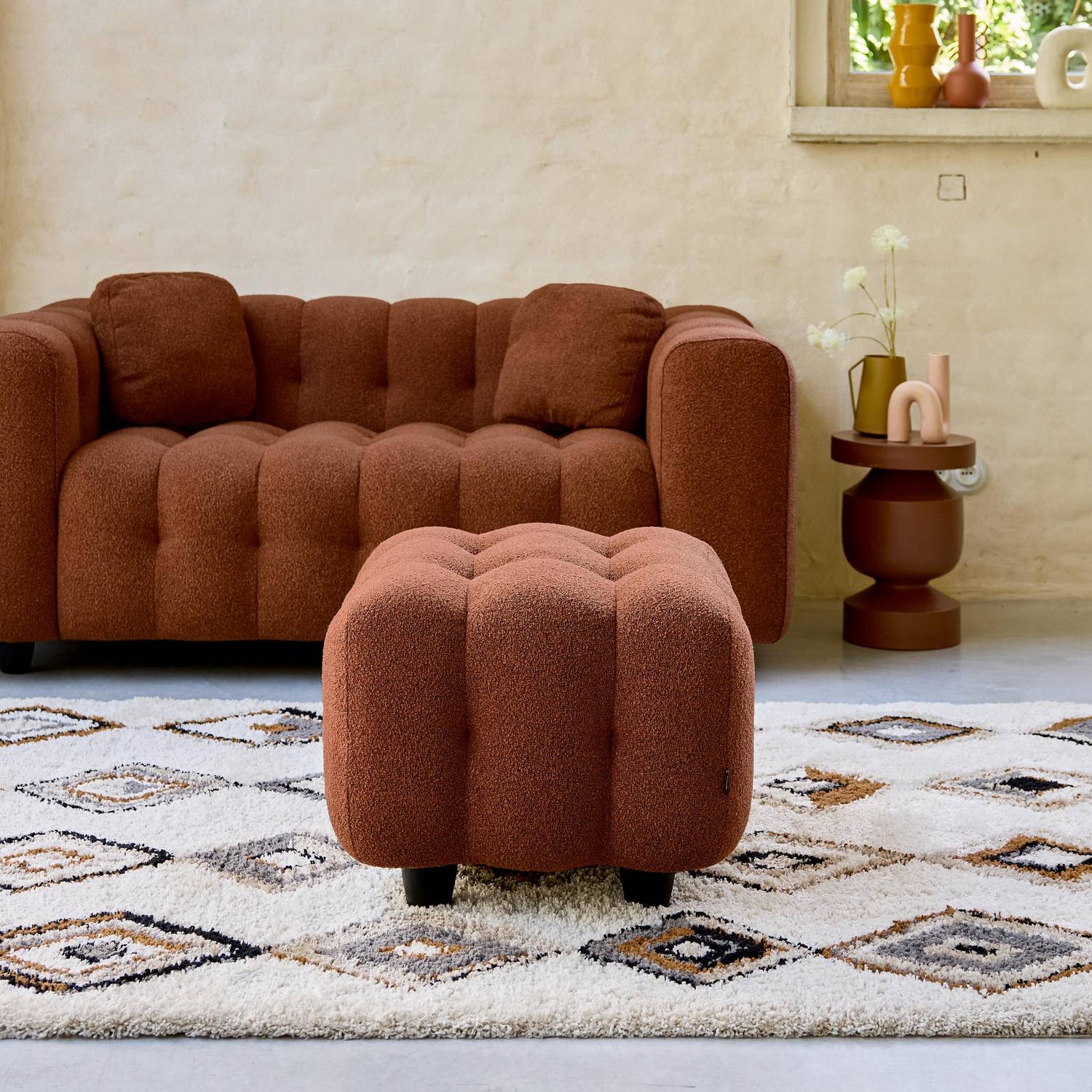 Pufa, moduł do kanapy, podnóżek do kanapy dwuosobowej z teksturowanej tkaniny boucle w kolorze terakoty, szer. 69 x gł. 59 x wys. 48 cm – Leon. Photo1 Pufa, moduł do kanapy, podnóżek do kanapy dwuosobowej z teksturowanej tkaniny boucle w kolorze terakoty, szer. 69 x gł. 59 x wys. 48 cm – Leon. Photo1