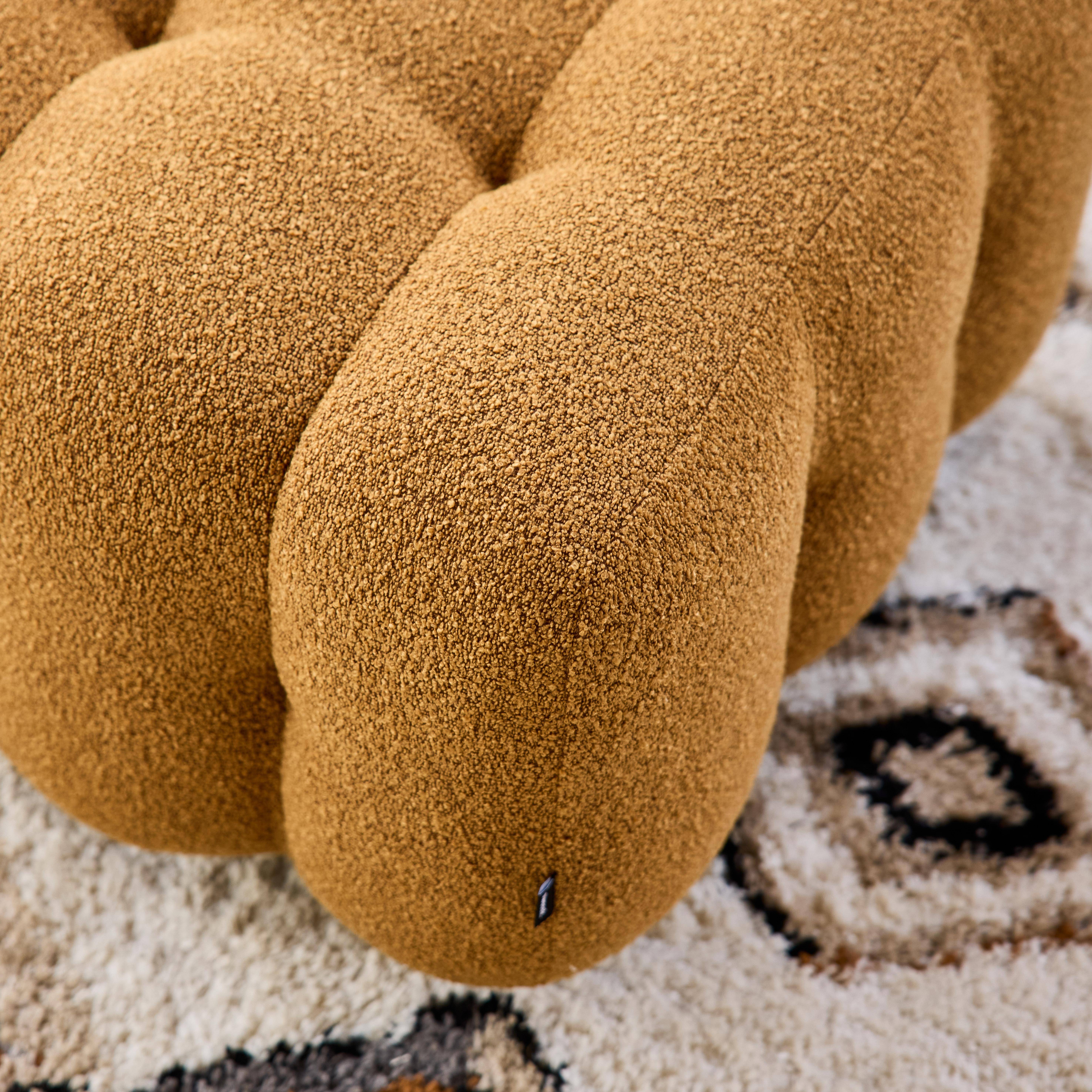 Pufa, moduł do kanapy, podnóżek do dwuosobowej sofy z musztardowej, teksturowanej tkaniny bouclé, szer. 69 x gł. 59 x wys. 48 cm – Leon Photo3