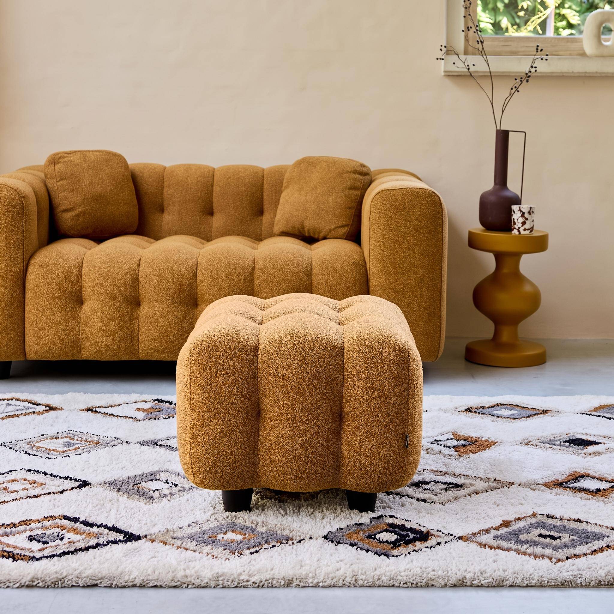 Pufa, moduł do kanapy, podnóżek do dwuosobowej sofy z musztardowej, teksturowanej tkaniny bouclé, szer. 69 x gł. 59 x wys. 48 cm – Leon Photo1