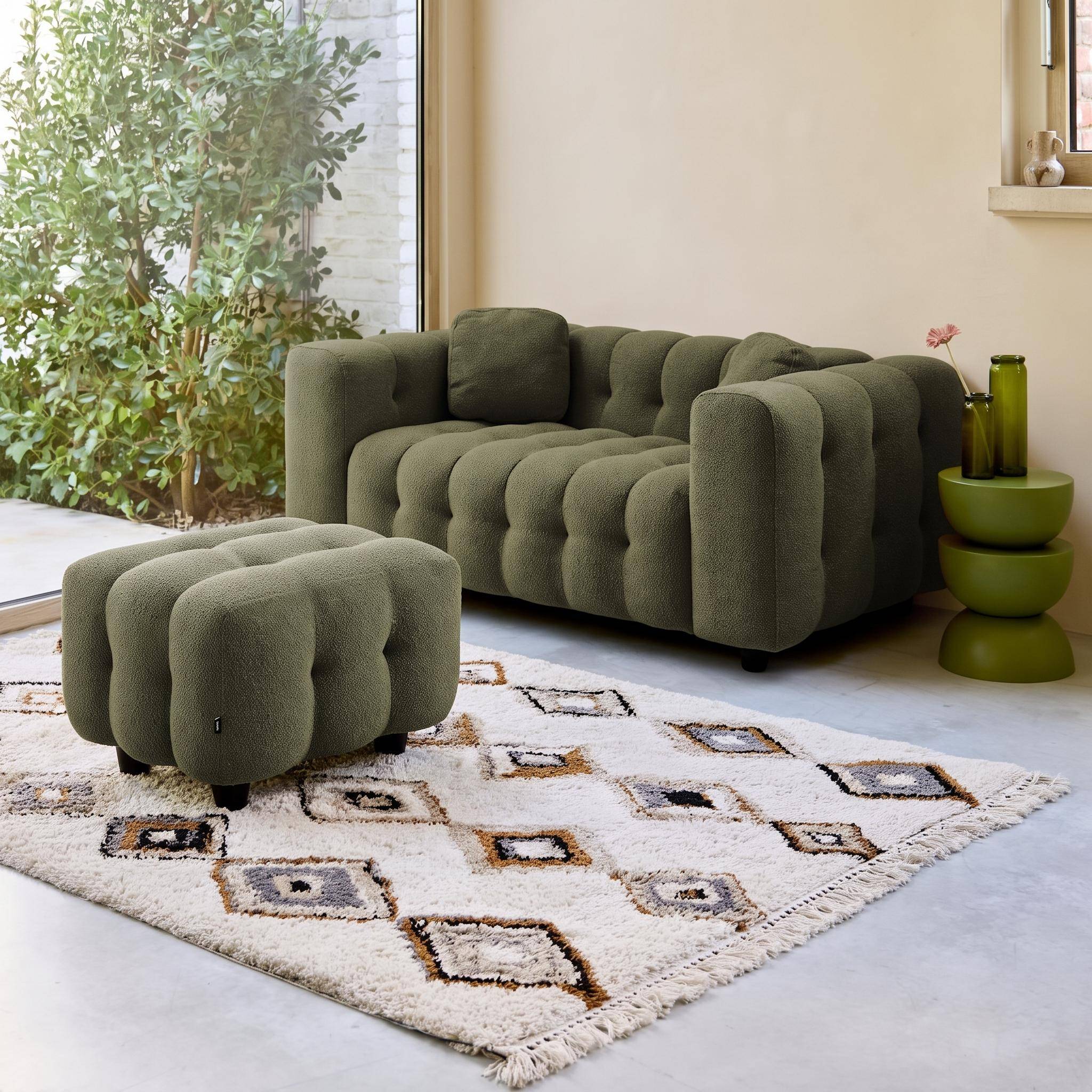 Pufa, moduł do kanapy, podnóżek do dwuosobowej sofy z khaki, teksturowanej tkaniny bouclé, szer. 69 x gł. 59 x wys. 48 cm – Leon Photo2