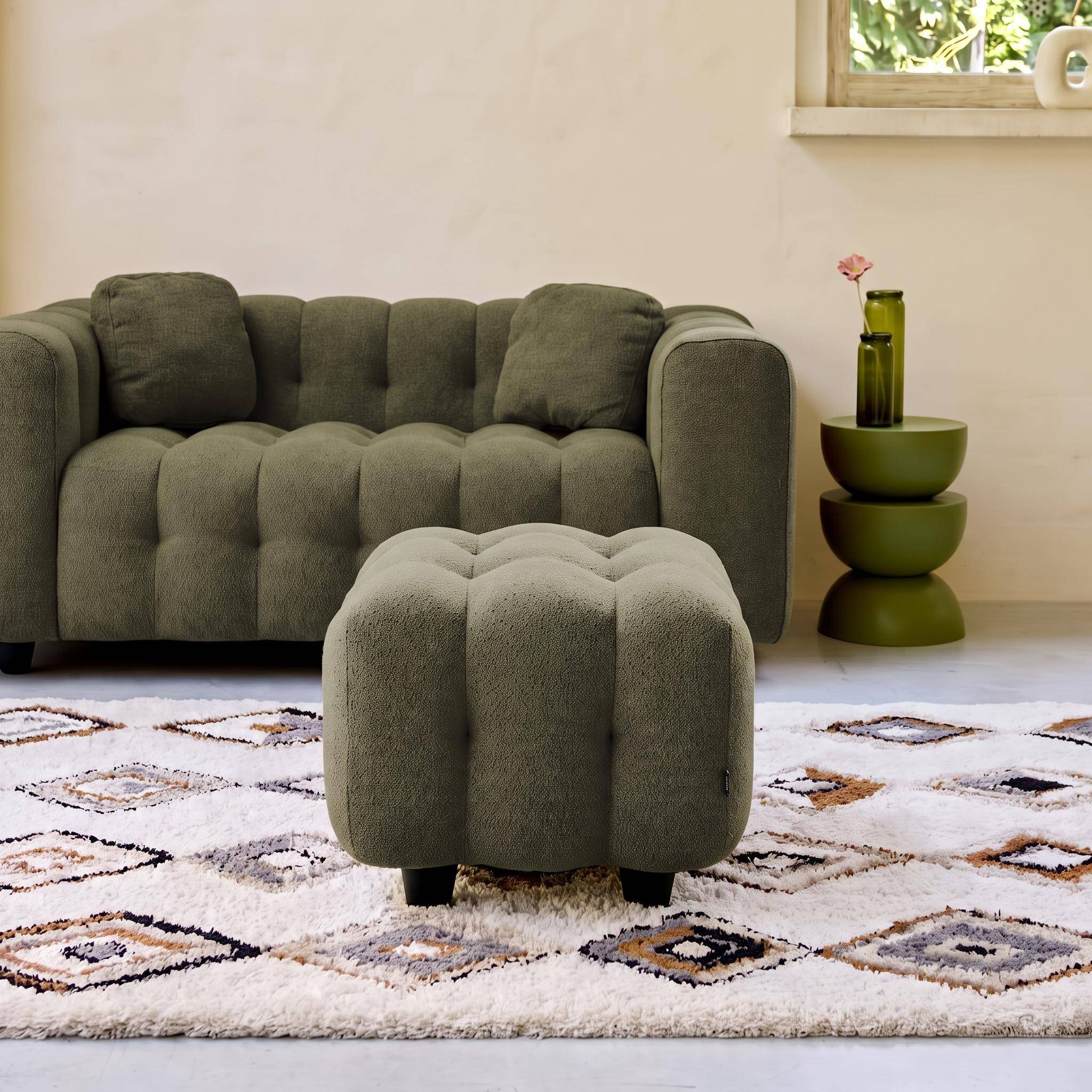 Pufa, moduł do kanapy, podnóżek do dwuosobowej sofy z khaki, teksturowanej tkaniny bouclé, szer. 69 x gł. 59 x wys. 48 cm – Leon Photo1