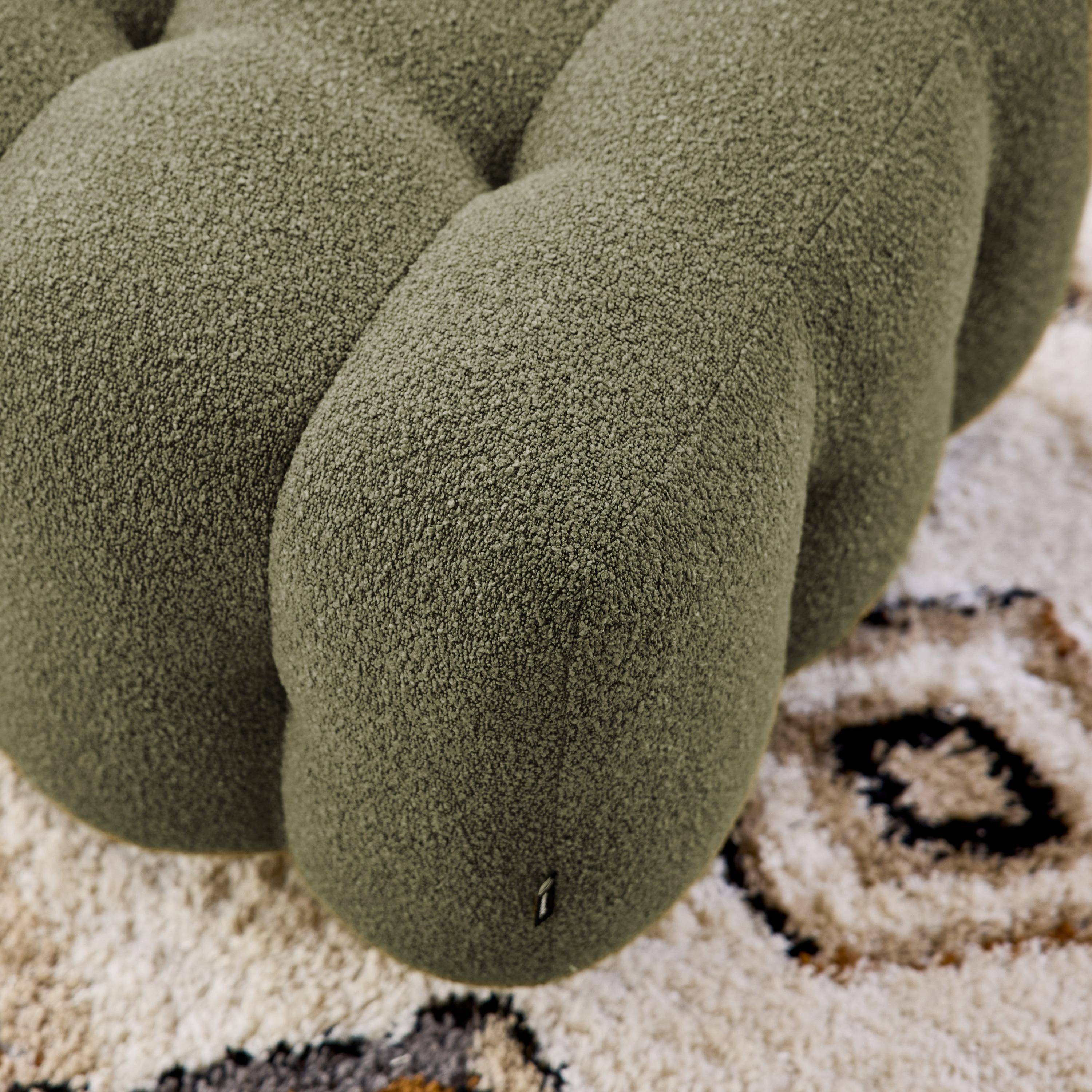 Pufa, moduł do kanapy, podnóżek do dwuosobowej sofy z khaki, teksturowanej tkaniny bouclé, szer. 69 x gł. 59 x wys. 48 cm – Leon Photo3