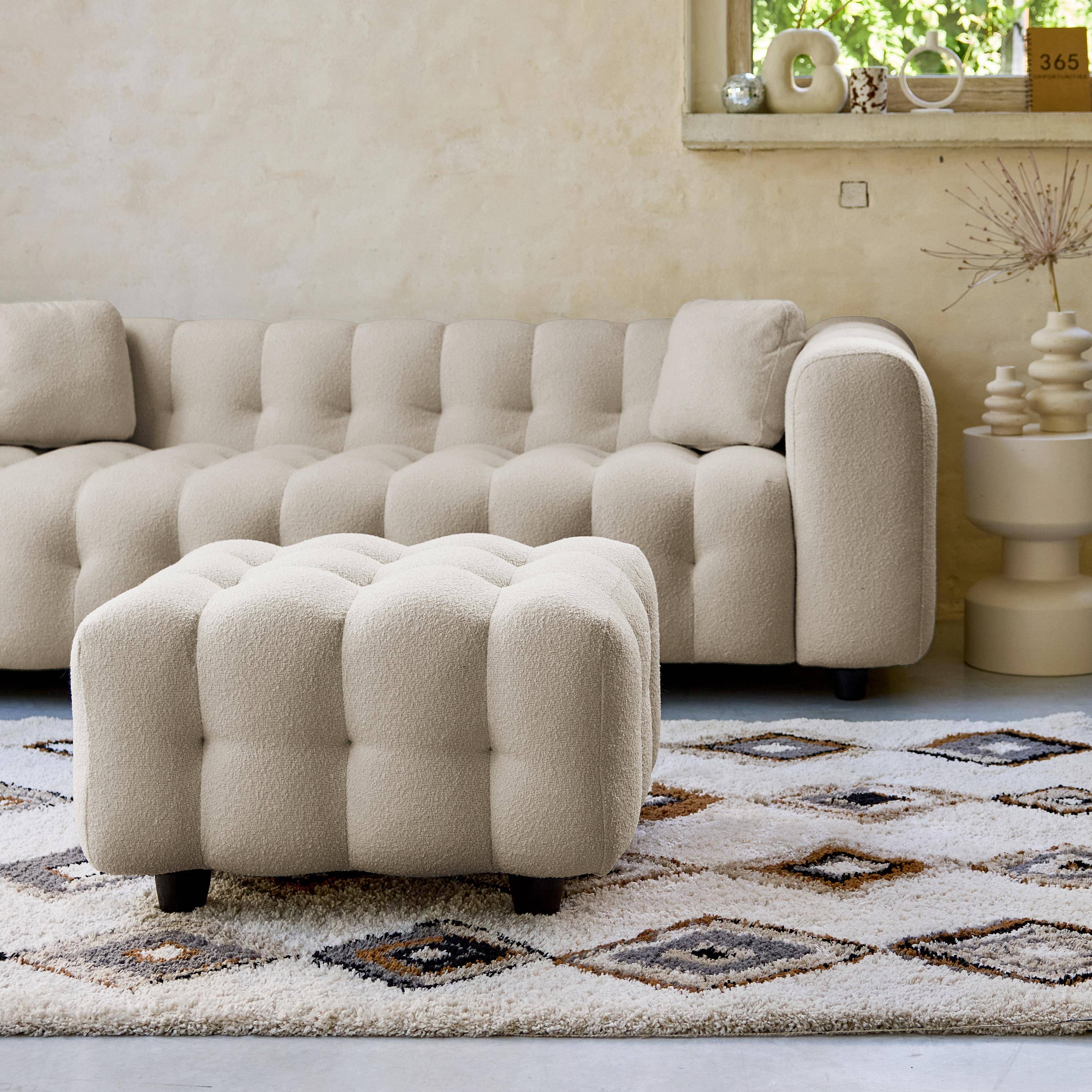 Pufa, moduł do kanapy, podnóżek do 3-osobowej sofy z beżowej, teksturowanej tkaniny bouclé, szer. 69 x gł. 59 x wys. 48 cm – Leon,sweeek,Photo1