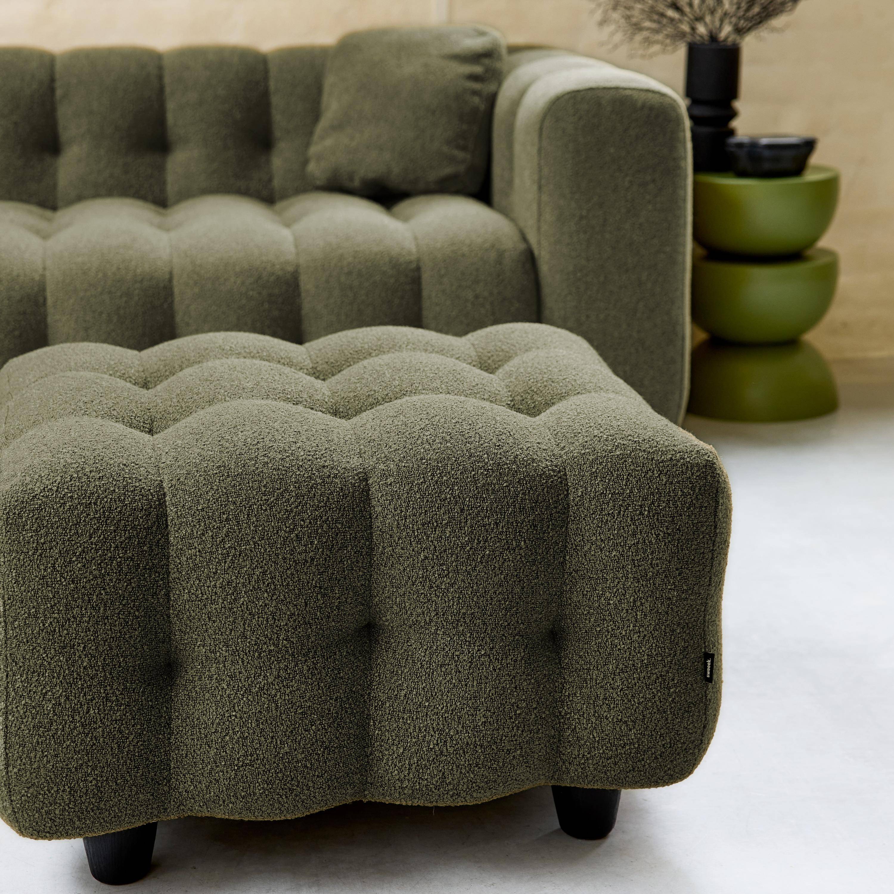 Pufa, moduł do kanapy, podnóżek do 3-osobowej sofy z khaki, teksturowanej tkaniny bouclé, szer. 69 x gł. 59 x wys. 48 cm – Leon Photo3