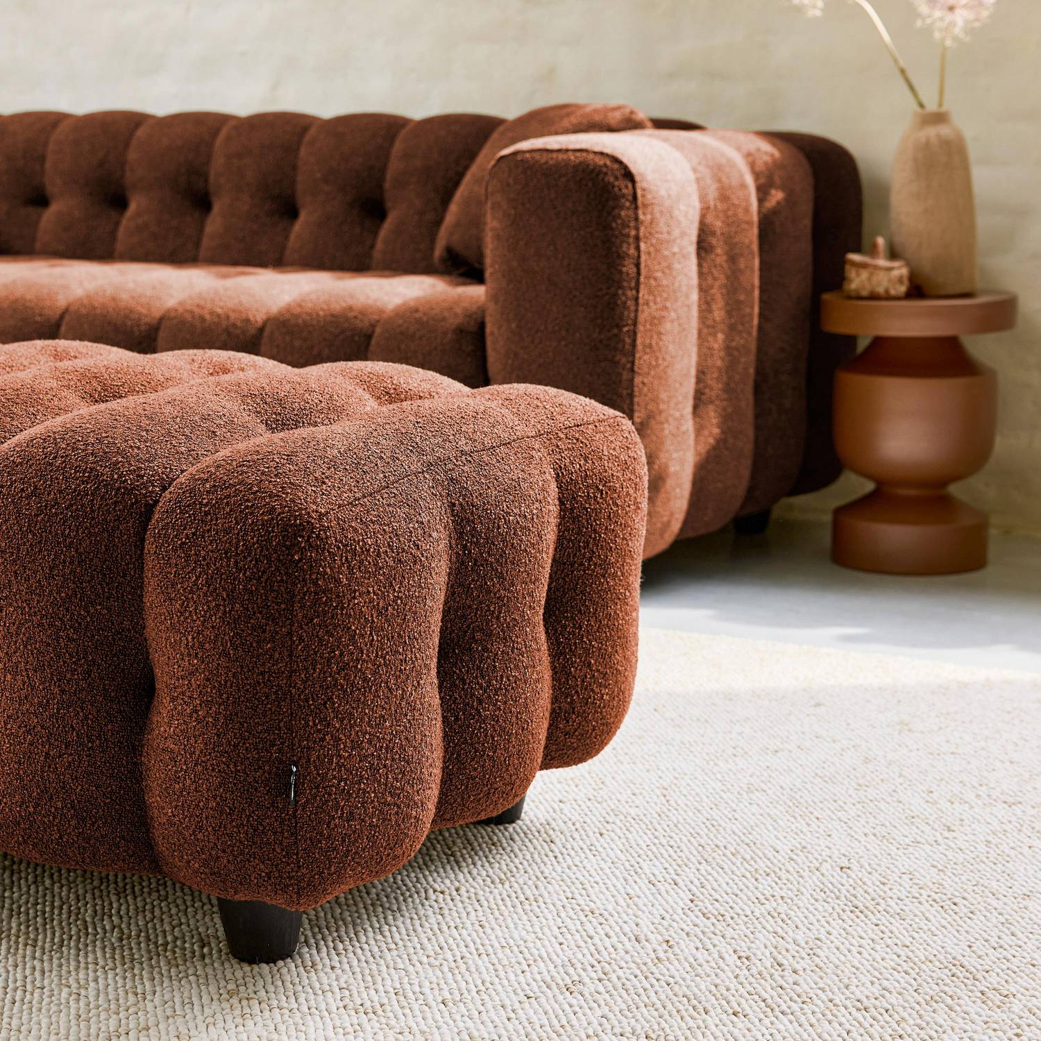 Pufa, moduł do kanapy, podnóżek do narożnej sofy 3-osobowej z terakotowej, teksturowanej tkaniny bouclé, szer. 115 x gł. 70 x wys. 48 cm – Leon Photo3 Pufa, moduł do kanapy, podnóżek do narożnej sofy 3-osobowej z terakotowej, teksturowanej tkaniny bouclé, szer. 115 x gł. 70 x wys. 48 cm – Leon Photo3
