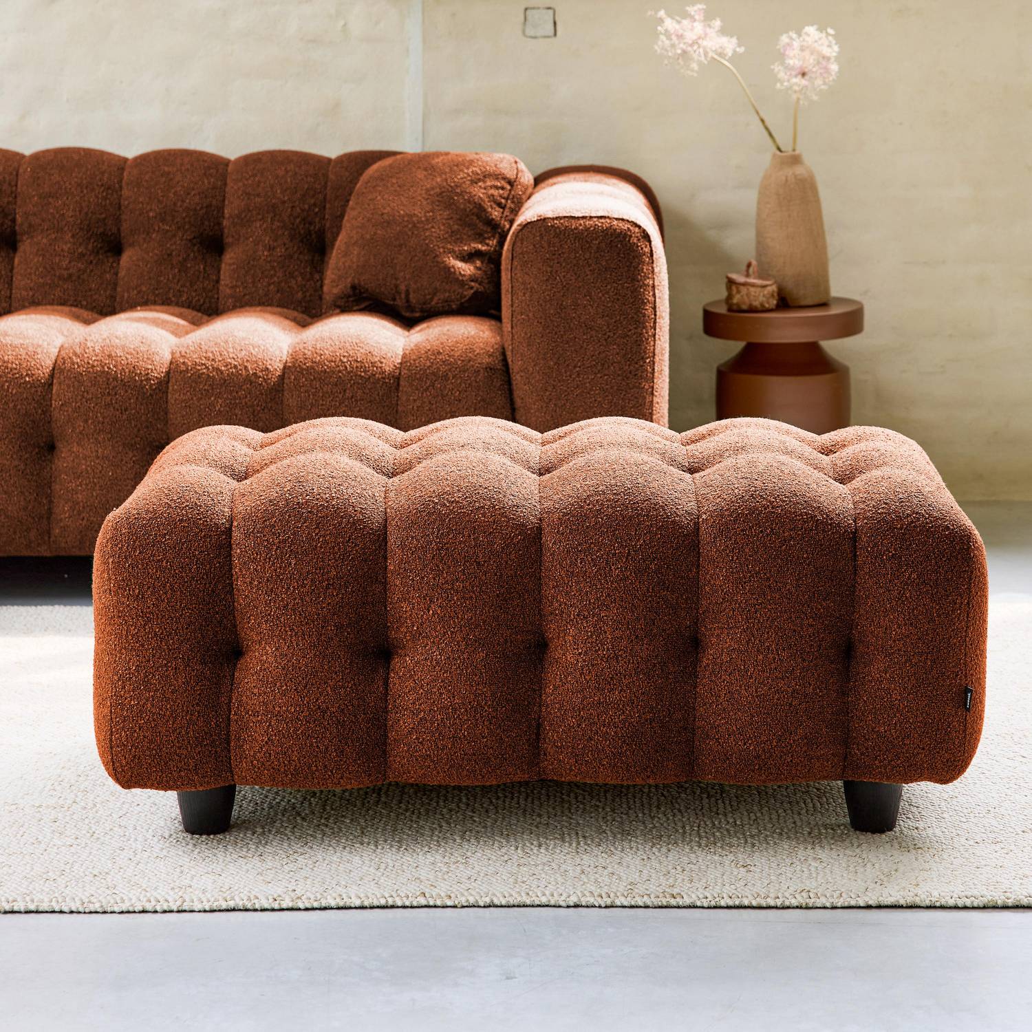 Pufa, moduł do kanapy, podnóżek do narożnej sofy 3-osobowej z terakotowej, teksturowanej tkaniny bouclé, szer. 115 x gł. 70 x wys. 48 cm – Leon Photo1 Pufa, moduł do kanapy, podnóżek do narożnej sofy 3-osobowej z terakotowej, teksturowanej tkaniny bouclé, szer. 115 x gł. 70 x wys. 48 cm – Leon Photo1
