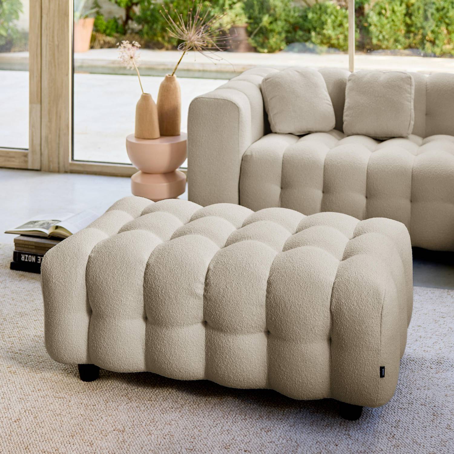 Pufa, moduł do kanapy, podnóżek do narożnej sofy 3-osobowej z beżowej, teksturowanej tkaniny bouclé, szer. 115 x gł. 70 x wys. 48 cm – Leon Photo2 Pufa, moduł do kanapy, podnóżek do narożnej sofy 3-osobowej z beżowej, teksturowanej tkaniny bouclé, szer. 115 x gł. 70 x wys. 48 cm – Leon Photo2