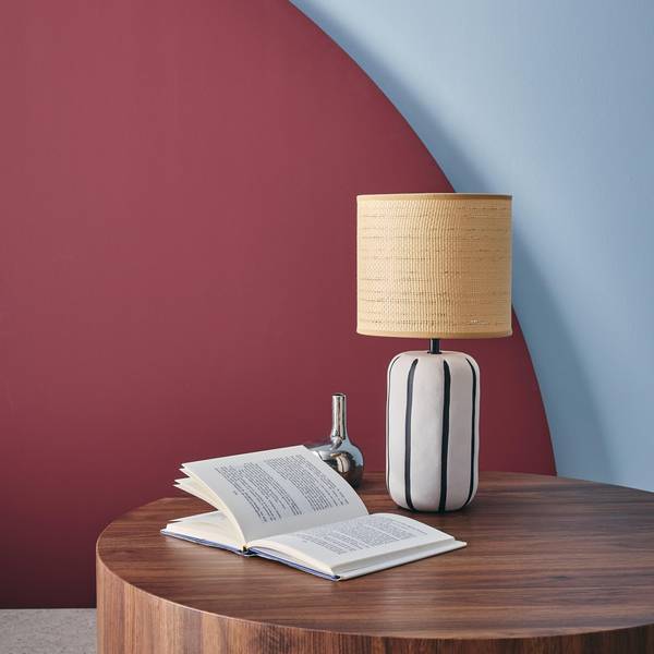 Keramik-Tischlampe, Lampenschirm mit Rattanlook, greige/weiß H 41cm