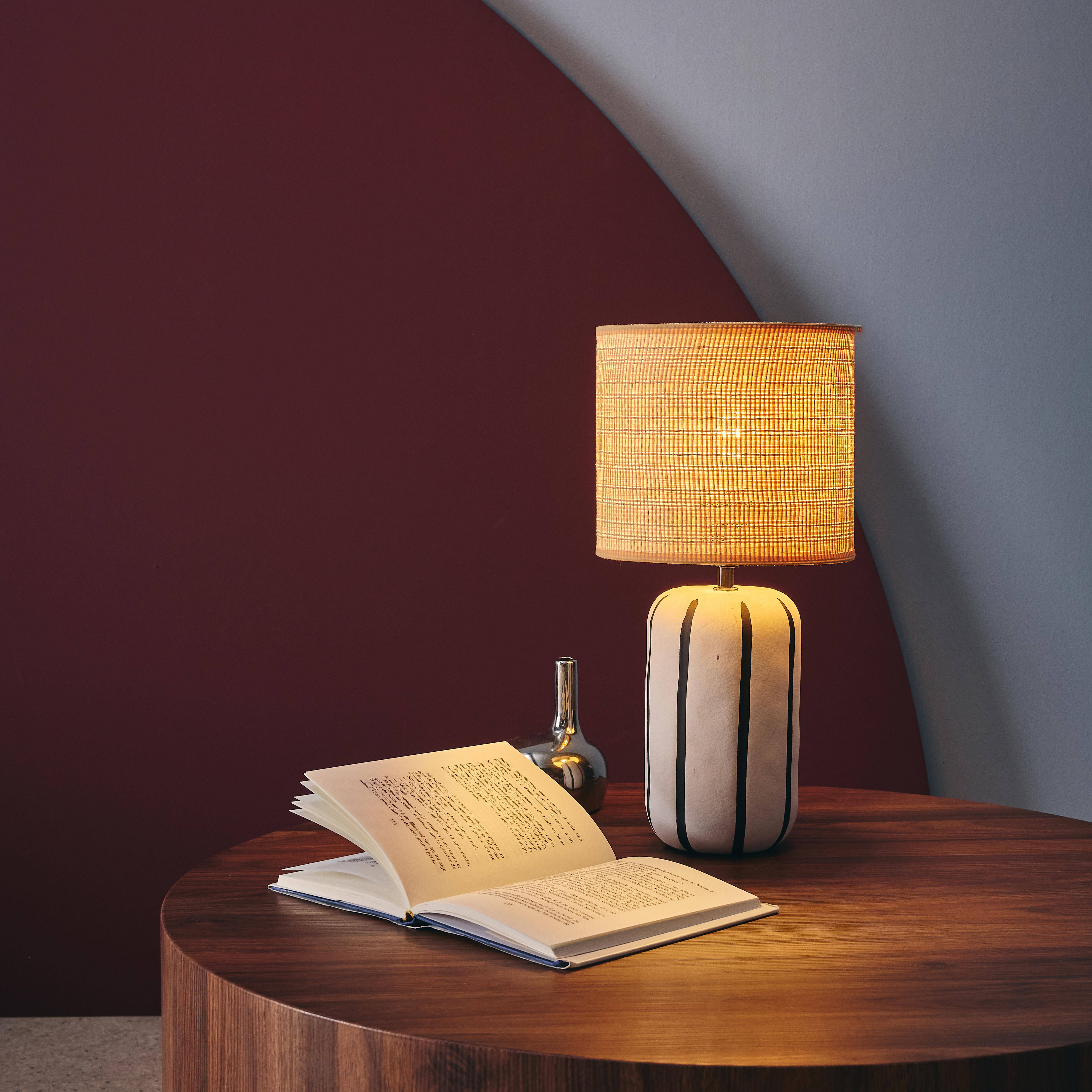 Keramik-Tischlampe, Lampenschirm mit Rattanlook, greige/weiß H 41cm