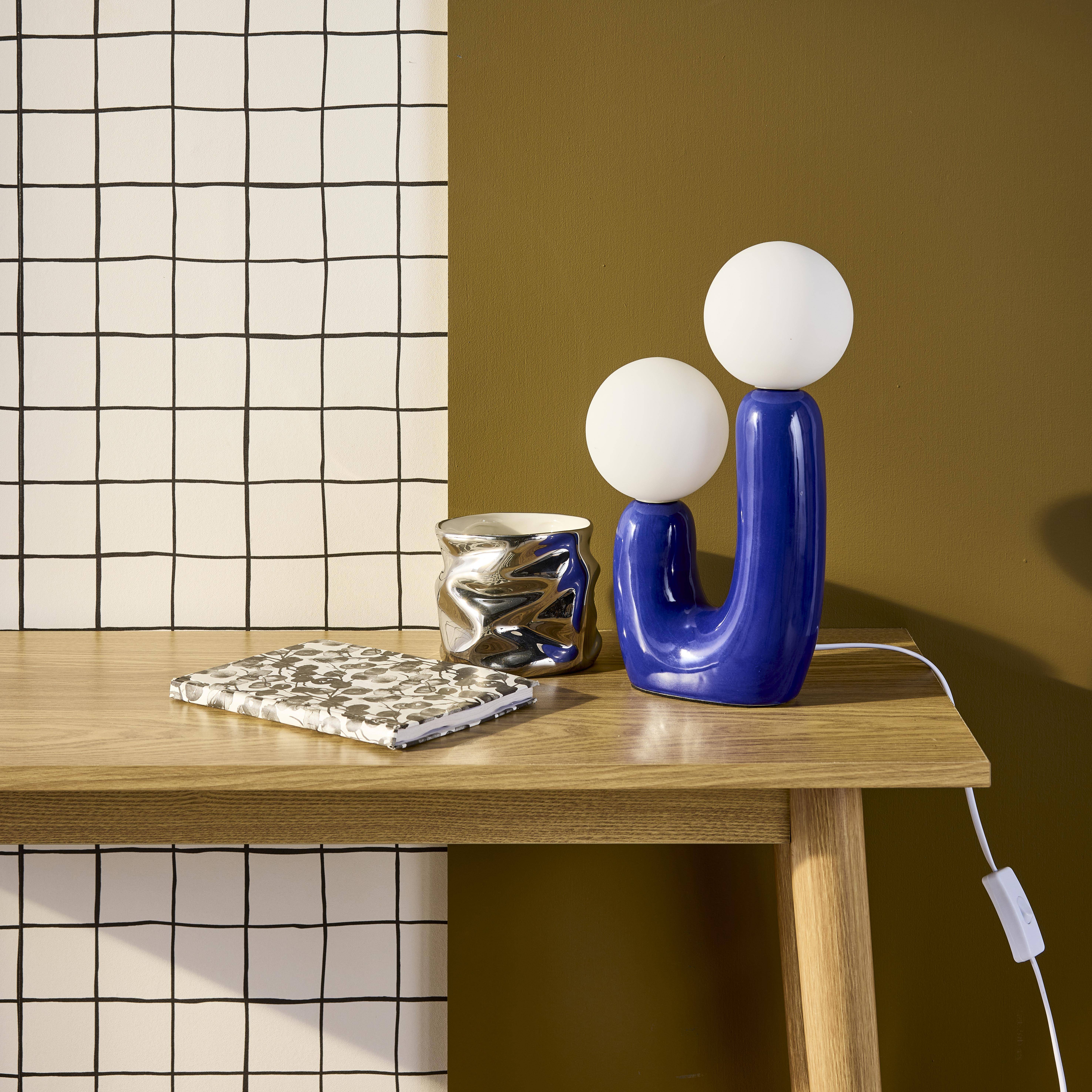 Organische Tischlampe blaue Keramik und weißes Glas H 31cm