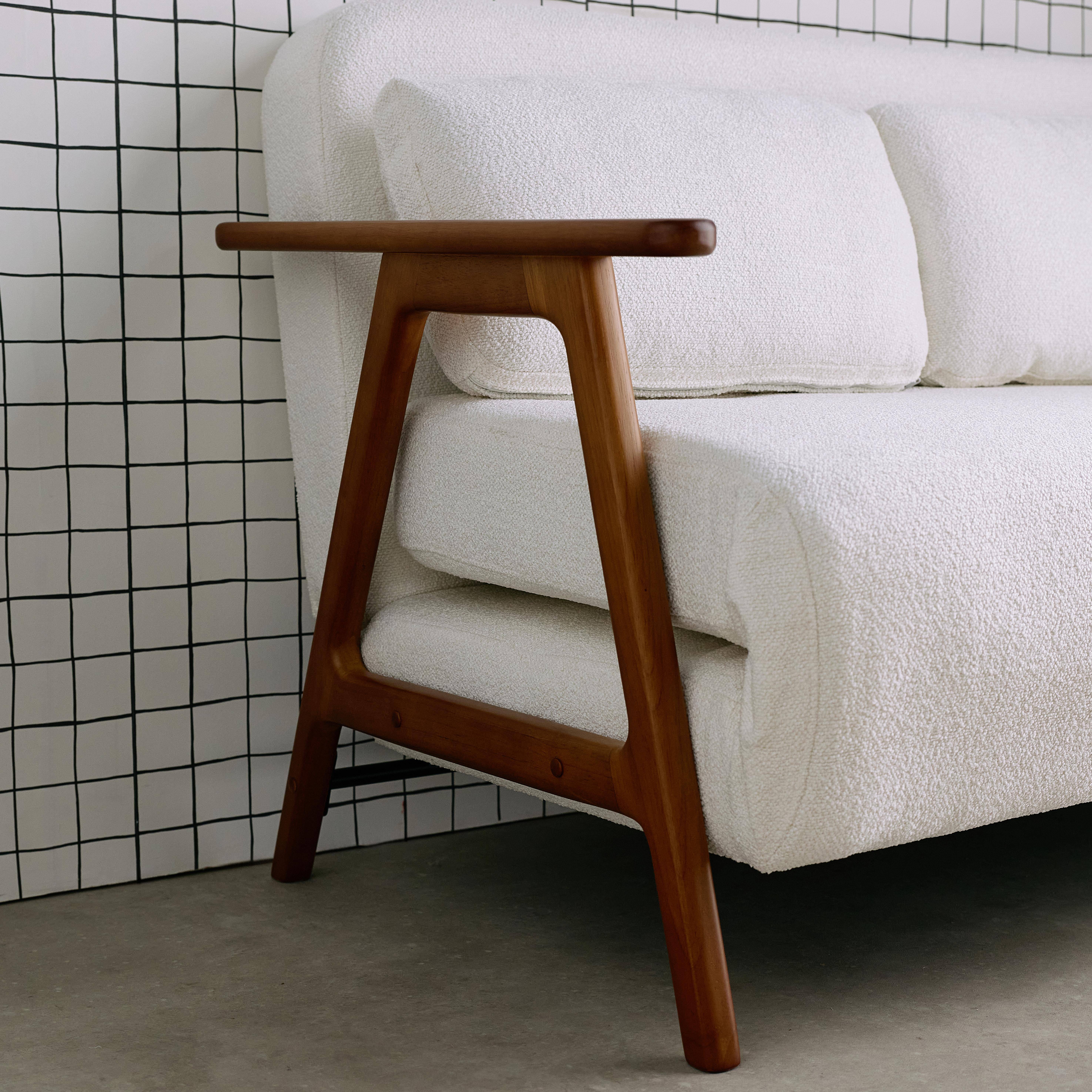 2-Sitzer Schlafsofa aus nussbaumfarbenem Heveaholz mit strukturiertem Bouclé-Bezug in weiß B 133 x T 81 x H 84 cm - Sven Photo2