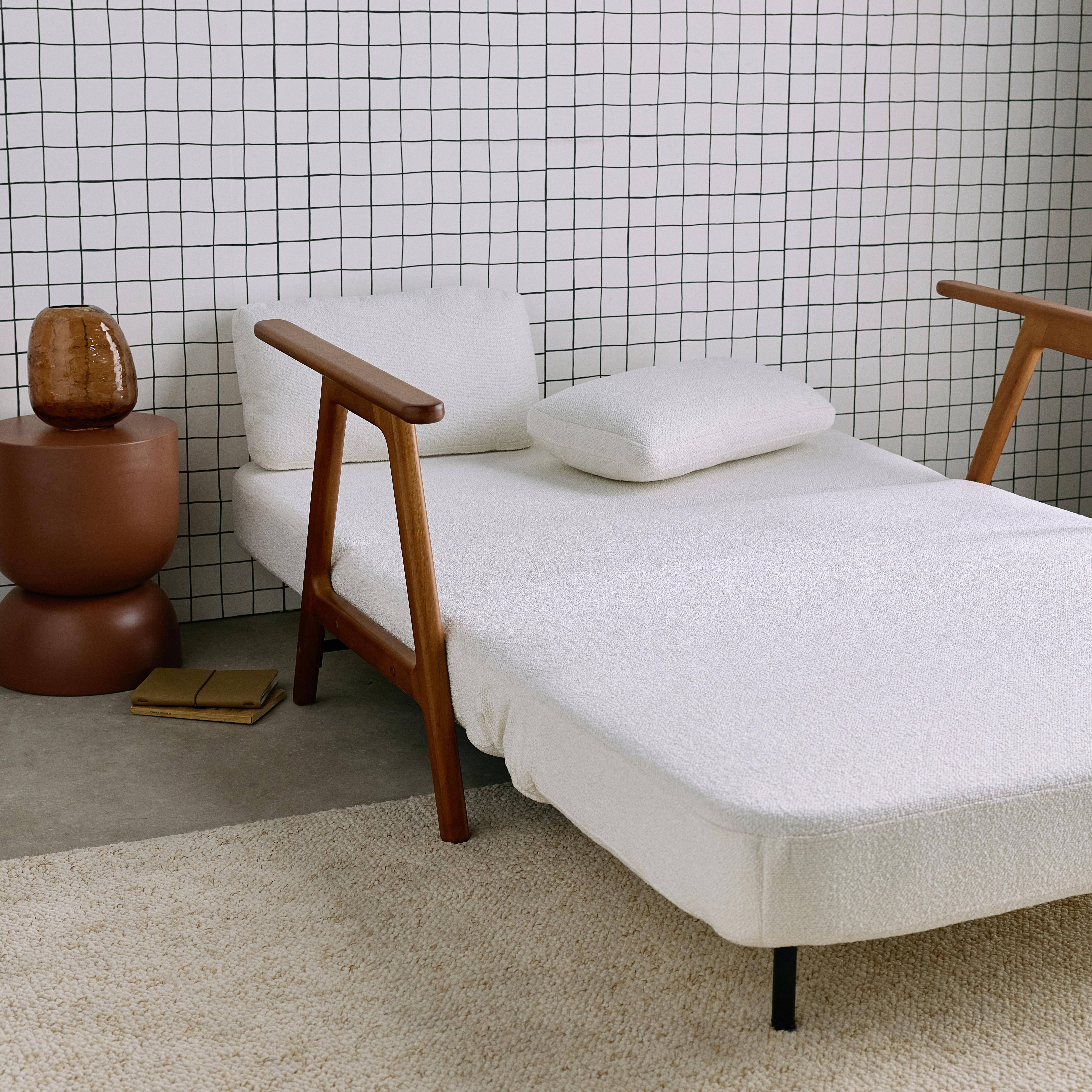 2-Sitzer Schlafsofa aus nussbaumfarbenem Heveaholz mit strukturiertem Bouclé-Bezug in weiß B 133 x T 81 x H 84 cm - Sven Photo4