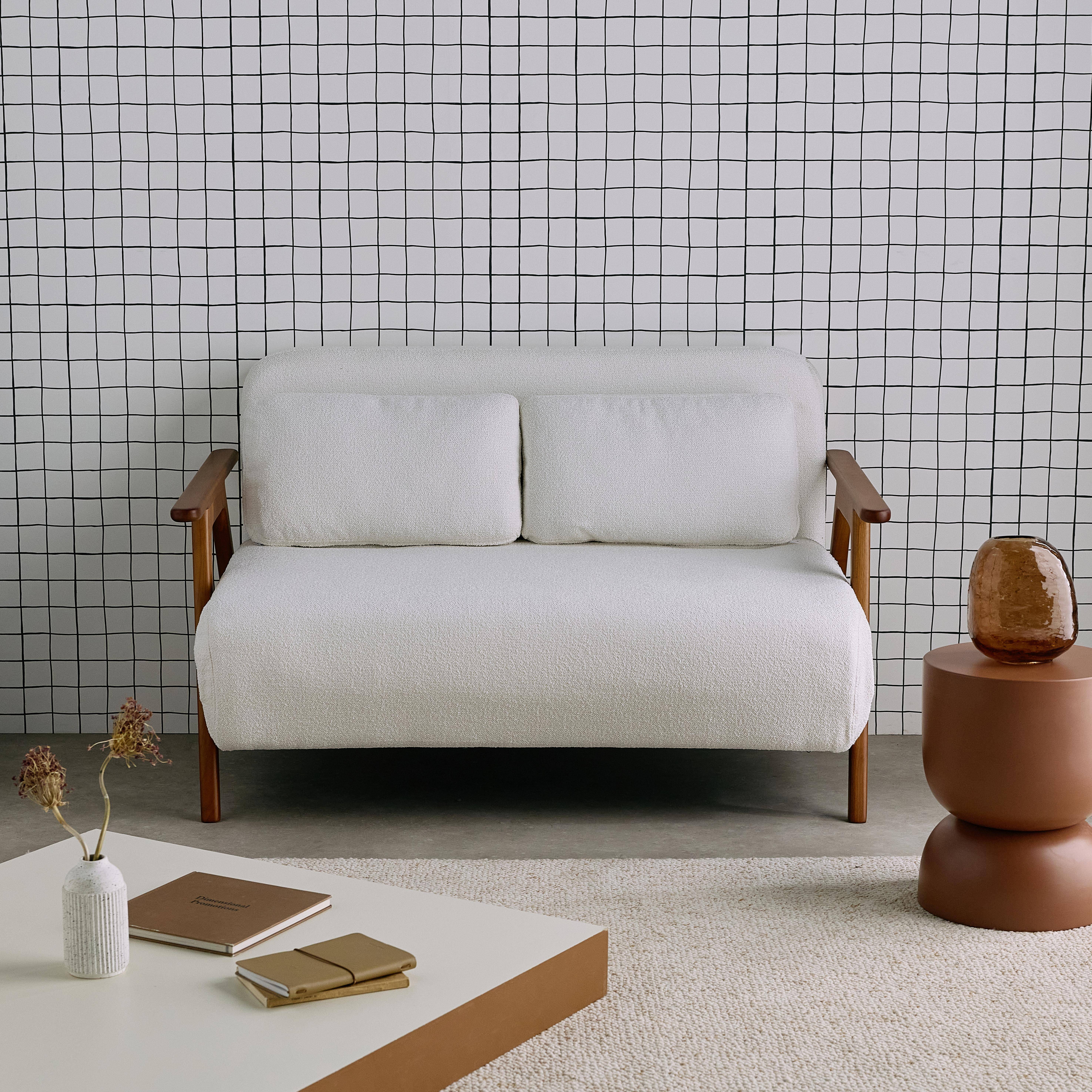 2-Sitzer Schlafsofa aus nussbaumfarbenem Heveaholz mit strukturiertem Bouclé-Bezug in weiß B 133 x T 81 x H 84 cm - Sven Photo1