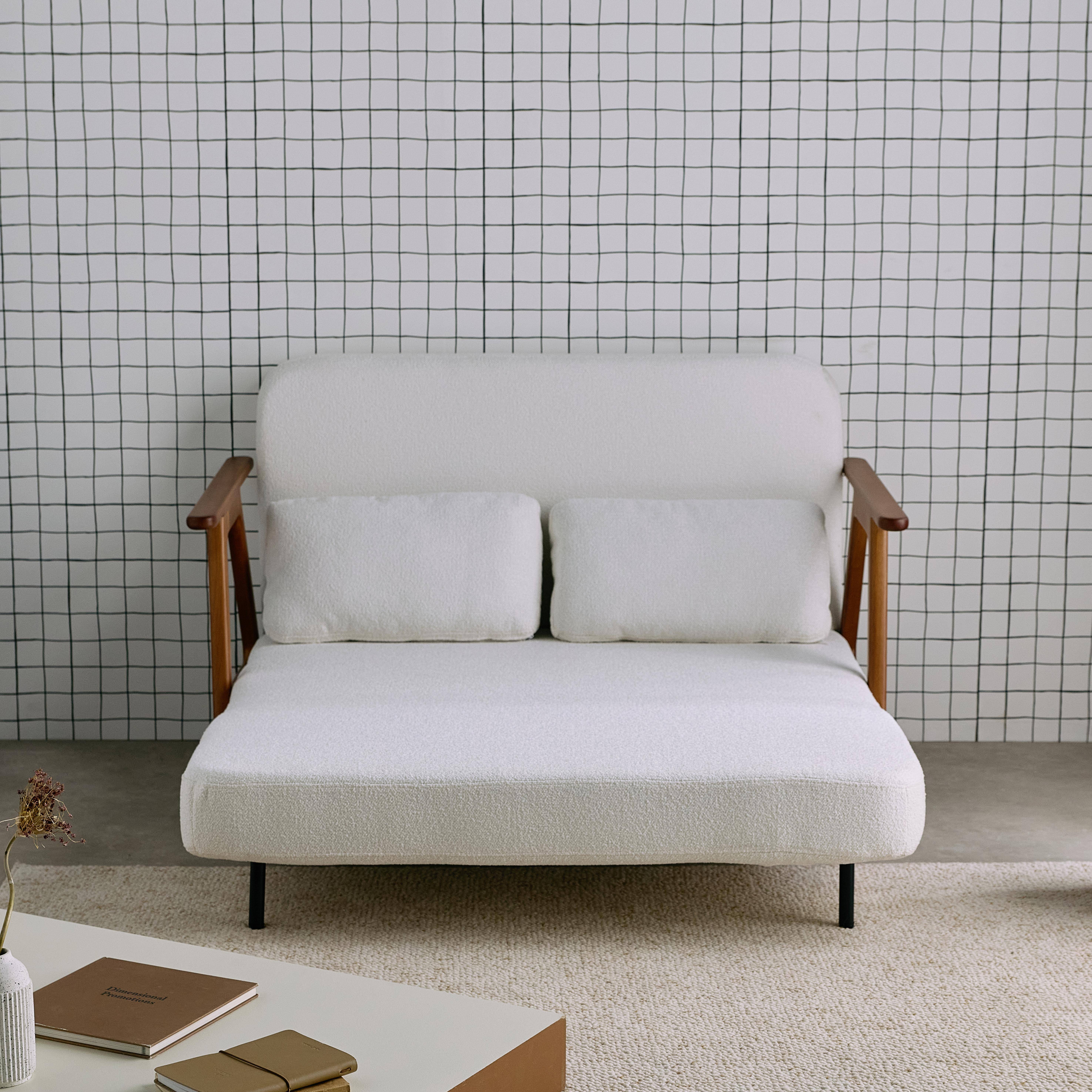 2-Sitzer Schlafsofa aus nussbaumfarbenem Heveaholz mit strukturiertem Bouclé-Bezug in weiß B 133 x T 81 x H 84 cm - Sven Photo3