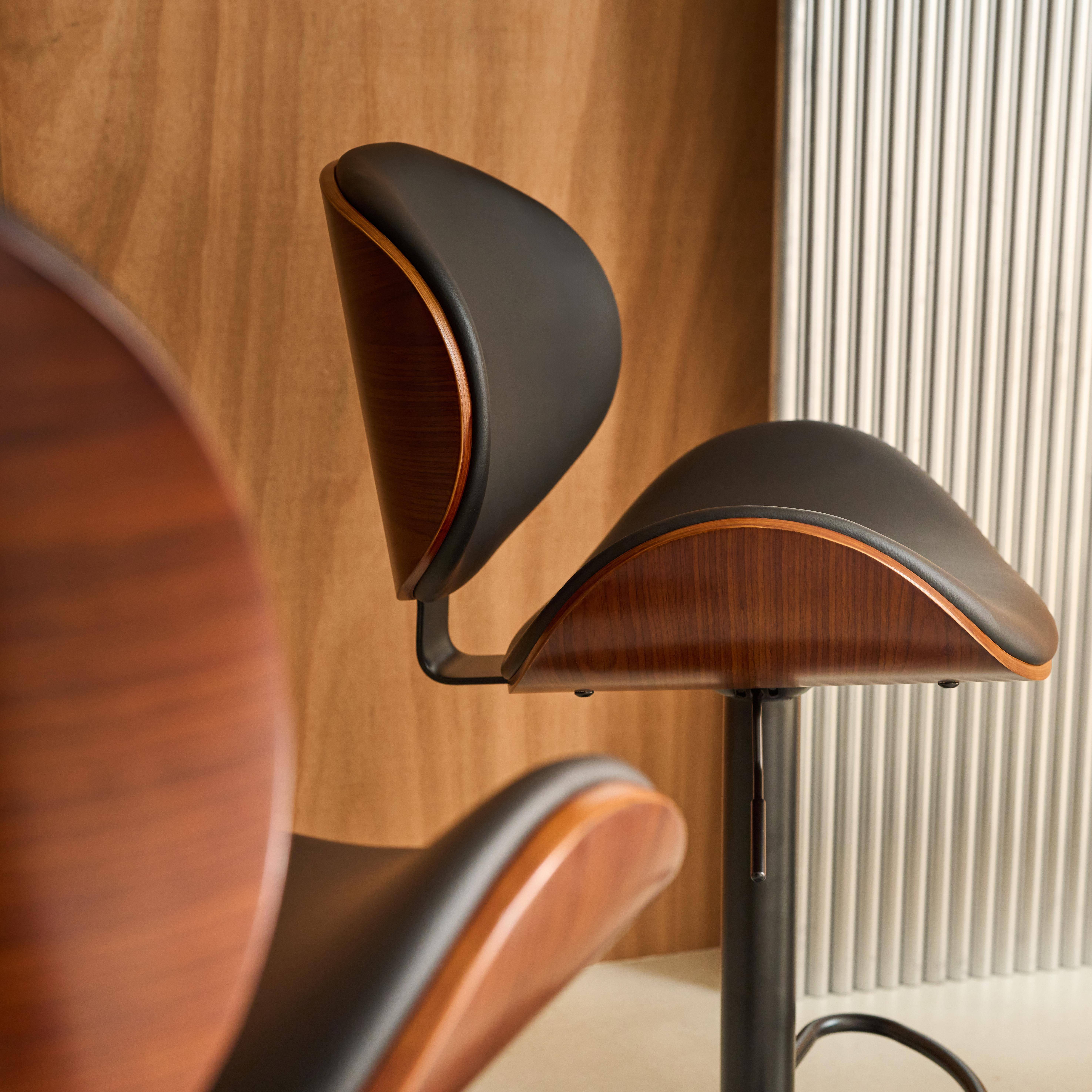 2er-Set höhenverstellbare Barhocker mit Holzdekor und Kunstleder nussbaum/schwarz - B 53 T 51 x H 95-116 cm - Dwight Photo3